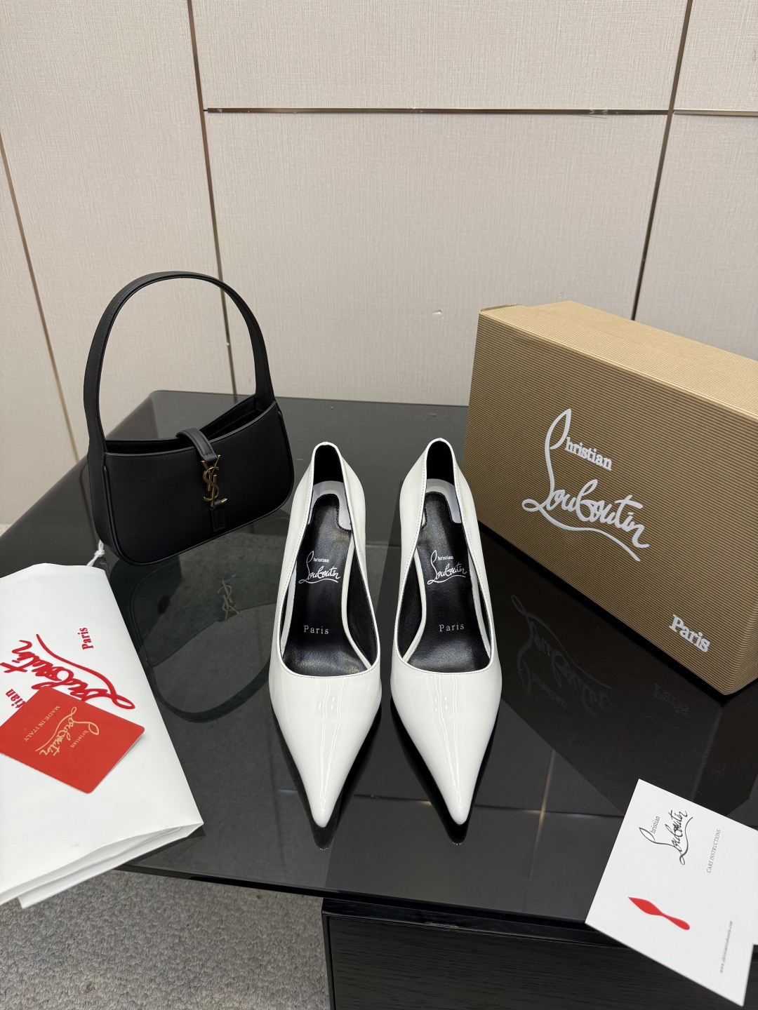 NO:679562,Christian Louboutin platinum high-heeled shoes, patent leather fabric, red soles, one-strap design looks slimming. Sheepskin lining, Italian genuine leather outsole, comfortable and easy to walk. Size 35-42 (40.41.42 customized) Heel height 10.5cm, high heels, sheepskin, Leather soles19860909Christian Louboutin路铂廷高跟鞋,漆皮面料,红色鞋底,一字带设计显瘦.内里羊皮,意大利真皮大底,舒适好走. 码数35-42（40.41.42定做） 跟高10.5cm,高跟鞋单鞋,high heels,sheepskin,Leather soles,Women's Shoes