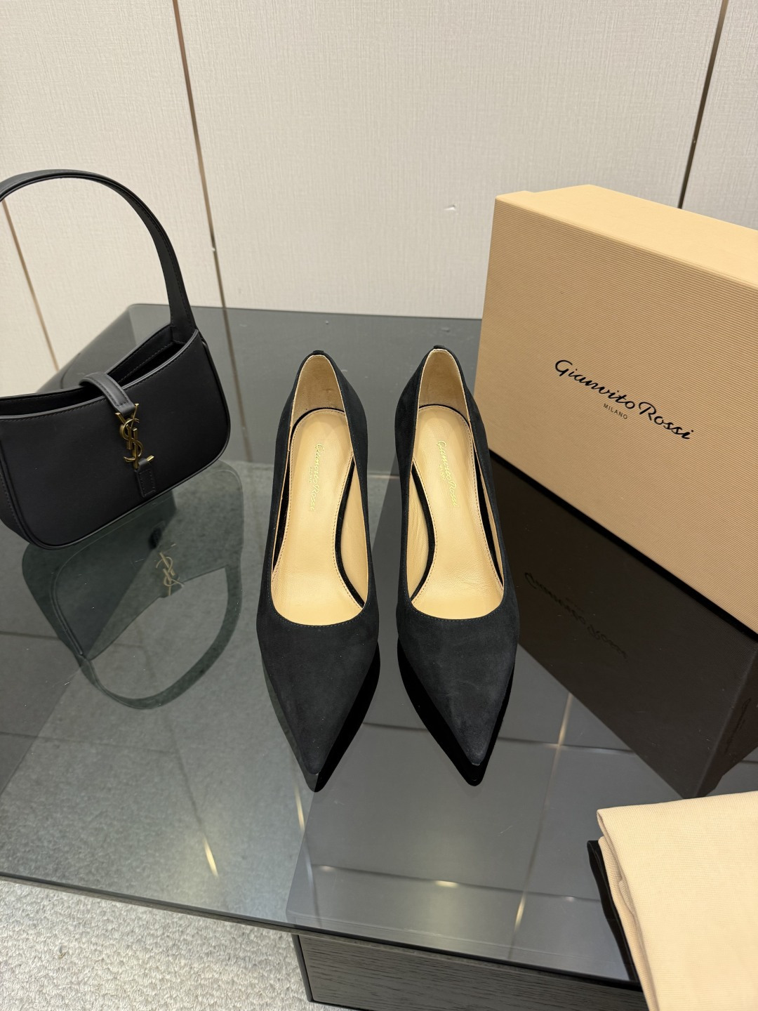 NO:679557,gianvito rossi 2025 new shoes, top version. The lace mesh design has a unique charm, adding mystery and sexiness. The high-heeled pointed toe shows elegance, and the empty back style reveals a touch of playfulness. Wearing it, every step is like blooming gorgeously on the stage and becoming the focus of everyone's attention. _______________________ * Complete package.  8.5cm * Size: 35-43 (40 41 42 customized, non-refundable), high heels, single shoes, high heels, sheepskin, sheep, Leather soles19860909gianvito rossi 2025新款单鞋 顶级版本 蕾丝网面设计独具韵味,增添了神秘与性感.高跟尖头展现出优雅气质,后空款式则透着一丝俏皮.穿上它,每一步都像是在舞台上华丽绽放,成为众人瞩目的焦点. _____________________________ * 全套包装. * 鞋面原版定制羊皮羊京 * 垫脚 羊皮 * 鞋底 意大利真皮大底 * 跟高 8.5cm * 码数:35－43（40 41 42定做不退换）,高跟鞋单鞋,high heels,sheepskin,sheep,Leather soles,Women's Shoes