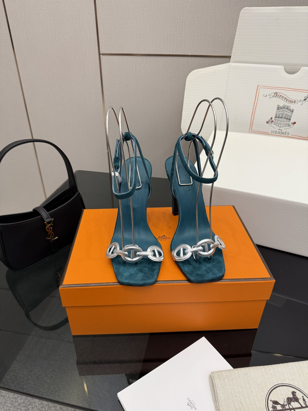 NO:680002,(With a complete set of airplane cases) Guan-made purchasing agent Hermes 2025 spring and summer new style Luz pig nose chain open-toe women's shoes H family letter logo hardware buckle high-heeled square toe back sandals Material upper imported metal cowhide/imported sheepskin + water-dyed cowhide lining + Italian leather outsole Heel height: 10.5CM Size:  34-43 (34.40.41.42.43 customization is not returnable), high heels sandals, hermes, hermes, sandals, high heels, cowhide, sheep, Leather soles19860909(配全套飞机盒) 莞产 代购级 爱马仕 Hermes 2025春夏新款 Luz 猪鼻子链条露趾女鞋 H家字母logo五金扣高跟方头后空凉鞋 材质鞋面进口金属牛皮/进口羊猄皮+水染牛皮内里+意大利真皮大底 跟高:10.5CM Size: 34-43（34.40.41.42.43定制不退换）,高跟鞋凉鞋,hermes,hermes,sandals,high heels,cowhide,sheep,Leather soles,Women's Shoes