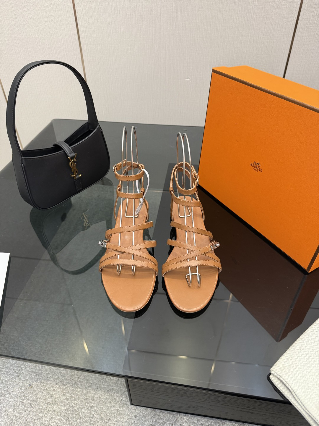 NO:679998,(With a complete set of airplane cases) Guanhuo purchasing agent HERMERS Hermès 2026 early spring new Lullaby Kelly buckle Roman style color block women's shoes H family letter logo flat bottom round toe jelly color sandals Material: imported calfskin upper + water-dyed cowhide lining + Italian leather outsole  Size women's size 34-43 (34.40.41.42.43 customized, non-returnable), sandals, hermes, hermes, sandals, cowhide, Leather soles19860909(配全套飞机盒） 莞货 代购级 HERMERS 爱马仕2026早春新款Lullaby Kelly扣罗马风格拼色女鞋 H家字母logo平底圆头果冻色凉鞋 材质:鞋面进口小牛皮+水染牛皮内里+意大利真皮大底 Size女码34-43(34.40.41.42.43定制不退换）,凉鞋,hermes,hermes,sandals,cowhide,Leather soles,Women's Shoes