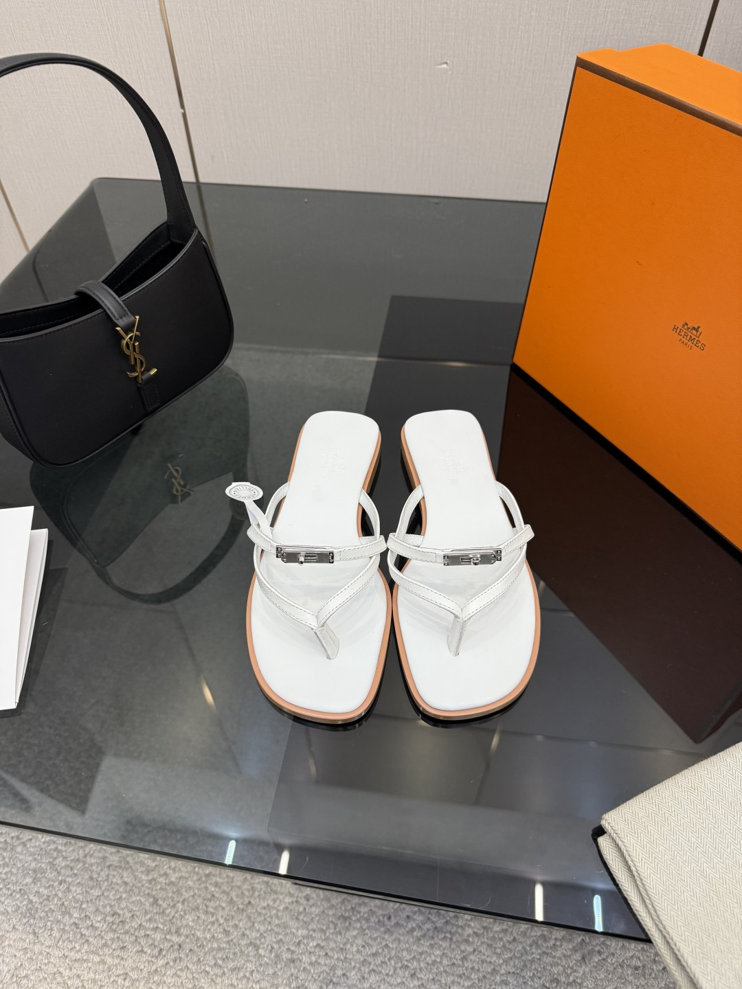 NO:679996,(With a complete set of airplane cases) Guanhuo purchasing agent HERMERS 2026 early spring new Miss Kelly buckle holiday style color matching lazy beach sandals H family letter logo flat square toe jelly color flip-flops flip-flops Material: imported calfskin upper + water-dyed cowhide lining + Italian leather outsole  Size women's size 34-43 (34.40.41.42.43 customized, non-returnable), split-toe shoes, hermes, hermes, sandals, slippers, cowhide, Leather soles19860909(配全套飞机盒） 莞货 代购级 HERMERS 爱马仕2026早春新款Miss Kelly扣度假风拼色懒人沙滩凉鞋 H家字母logo平底方头果冻色人字拖夹趾拖鞋 材质:鞋面进口小牛皮+水染牛皮内里+意大利真皮大底 Size女码34-43(34.40.41.42.43定制不退换）,分趾鞋,hermes,hermes,sandals,slippers,cowhide,Leather soles,Women's Shoes