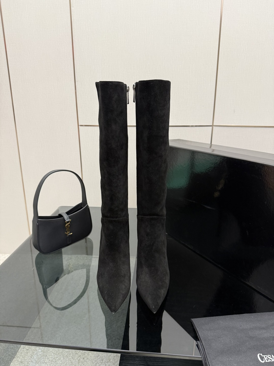 NO:679993,'The sharp knife that penetrates the heart' Cesare Paciotti dagger fashion boots. Out-of-print, heavy investment in mold making, plate-matching technology. The whole series of products will be released one after another. If I must suffer from high heels, I hope it is Cesare Paciotti. Upper cowhide, lining cowhide, foot pad cowhide, heel height 12cm, size 35-43 (ordered at 40.41.42.43), boots, boots, high heels, cowhide19860909“插入心脏的利刃” Cesare Paciotti 匕首时装靴 绝版重金开模,对版工艺 全系列产品陆续发售 如果一定要受高跟鞋的罪  我希望是Cesare Paciotti 鞋面牛皮 内里牛皮 垫脚牛皮 跟高12cm 码数35-43（40.41.42.43订）,靴子,boots,high heels,cowhide,Women's Shoes