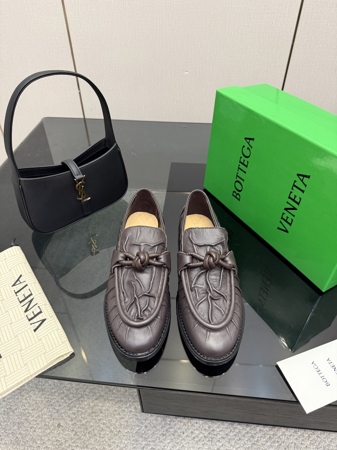 NO:681668,BOTTEGA VENET* cow suede Women's Astaire Loaf single shoes Cow suede material Another popular trend today Ceiling The most versatile color Exquisite flat bottom Wrapping fabric Same color heel carefully designed Never sloppy Durable and comfortable ———————————— Upper material Cow suede The material is soft and smooth Hand-sewn rear zipper closure design Sexy and comfortable Hand-sewing process  The inner lining of the foot pads is made of sheepskin, which is comfortable and high-end. The nailed outsole is made of the original mold. The same genuine leather outsole is matched to the standard. The original packaging is used. The shoe bag is printed with glue logo technology. The most high-end in the market. Hot melt glue is used to shape the toe and heel. It is easy to rebound and does not deform. Flat bottom series. Packing fabric technology. Italian computer sewing machine is used for the upper stitching. Fine workmanship. Original packaging is used. 35 36 37 38 39 40  41 42 43 (40 41 42 43 customized), loafers, bottega veneta, loafers, sheepskin, chamois leather, Leather soles19860909BOTTEGA VENET*牛反绒麂皮 女士Astaire乐福 单鞋 牛反绒麂皮材质 当今流行的又一趋势 天花板啦 最全色百搭 精致平底 包裹面料 同色跟皮 用心设计 绝不马虎 耐穿舒适 —————————————— 鞋面材质 牛反绒麂皮 材质柔软顺滑 手工缝制后拉链开合设计 性感舒适 手工缝制工艺 垫脚内里选用羊皮内里舒适高端 打钉大底选用原版开模 一致真皮大底  对标对版 选用原版包装 鞋子布袋采用印胶logo工艺 市场最高端 采用热熔胶定型鞋头 后跟 易回弹不变形 平底 系列 包面料工艺 鞋面车线选用意大利电脑针车 做工精细 选用原版包装  35 36 37 38 39 40 41 42 43 （40 41 42 43定制）,乐福鞋,bottega veneta,loafers,sheepskin,chamois leather,Leather soles,Women's Shoes