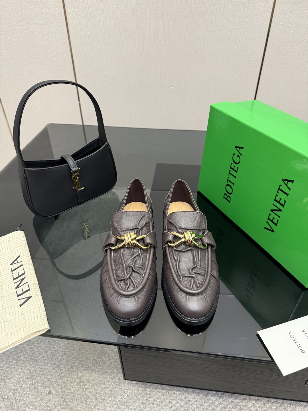 NO:681675,BV old money style pleated leather loafers genuine leather rope fastener decoration BOTTEGA VENET* brown cow suede women's Astaire loafers original one-to-one method cow suede material another popular trend today Ceiling The most versatile colors Exquisite flat bottom Wrapped fabric Same color heel leather Designed with care Never sloppy Durable and comfortable ———————————— Upper material  Cow suede material is soft and smooth. Hand-stitched rear zipper closure design. Sexy and comfortable. Hand-stitched craftsmanship. The inner lining of the foot pads is made of sheepskin, which is comfortable and high-end. The nailed outsole is made of the original mold. The same leather outsole is matched to the standard. The original packaging is used. The shoe bag is printed with glue logo technology. The most high-end in the market. Hot melt glue is used to shape the toe. The heel is easy to rebound and does not deform. Flat series. Packing fabric technology  The upper stitching is made by an Italian computer sewing machine with fine workmanship and original packaging. 35 36 37 38 39 40 41 42 43 (40 41 42 43 customized), loafers, bottega veneta, bottega veneta, loafers, sheepskin, chamois leather, Leather soles19860909BV 老钱风 褶皱皮 乐福鞋 真皮结绳扣件装饰 BOTTEGA VENET* 咖啡色牛反绒麂皮 女士Astaire乐福 单鞋  原版一比一做法 牛反绒麂皮材质 当今流行的又一趋势 天花板啦 最全色百搭 精致平底 包裹面料 同色跟皮 用心设计 绝不马虎 耐穿舒适 —————————————— 鞋面材质 牛反绒麂皮 材质柔软顺滑 手工缝制后拉链开合设计 性感舒适 手工缝制工艺 垫脚内里选用羊皮内里舒适高端 打钉大底选用原版开模 一致真皮大底  对标对版 选用原版包装 鞋子布袋采用印胶logo工艺 市场最高端 采用热熔胶定型鞋头 后跟 易回弹不变形 平底 系列 包面料工艺 鞋面车线选用意大利电脑针车 做工精细 选用原版包装  35 36 37 38 39 40 41 42 43 （40 41 42 43定制）,乐福鞋,bottega veneta,bottega veneta,loafers,sheepskin,chamois leather,Leather soles,Women's Shoes