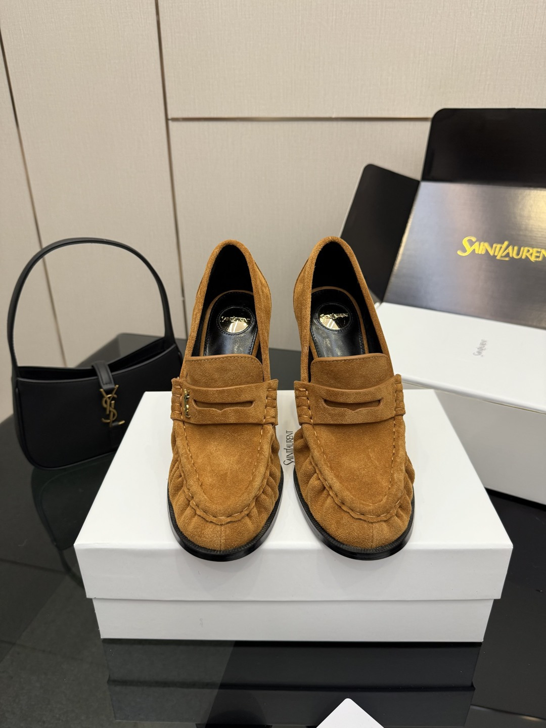 NO:681664,New layout Saint Lauren*YSL Saint Laurent 25ss new product YSL small logo fashion high heels. The iconic small logo is the soul of this pair of shoes. It is presented on the shoe body in a low-key and delicate manner. Different from the big and flamboyant logo, it is quiet but eye-catching. It uses simple lines to outline YSL's unique fashion DNA and inadvertently reveals the brand's profound heritage. The classic almond-shaped design of the toe cleverly modifies the foot shape and visually lengthens the foot line to highlight elegance and delicacy.  . Whether it is paired with simple wide-leg pants or a playful short skirt, it can be easily worn to show the charm of different styles and become the finishing touch in the look. The fabric is made of original customized cowhide and deerskin. The inner foot pads are all sheepskin. Italian imported genuine leather outsole. Heel height 10.5cm size34-43 (34.40.41.42.43 customized), high-heeled shoes, saint laurent, saint laurent, saint laurent, high  heels,skirts,cowhide,sheepskin,Leather soles19860909新版面 Saint Lauren*YSL圣罗兰25ss新品 YSL小logo时装高跟鞋 标志性的小logo是这双鞋的灵魂所在 以低调而精致的姿态呈现于鞋身之上. 不同于张扬的大标识 它安静却醒目 用简洁线条勾勒出YSL独有的时尚DNA 在不经意间透露出品牌的深厚底蕴 鞋头的经典杏仁形设计 巧妙修饰脚型 在视觉上拉长足部线条 彰显优雅与秀气 . 无论是搭配简约阔腿裤 还是俏皮小短裙 都能轻松驾驭 展现不同风格魅力 成为造型中的点睛之笔. 面料采用原版定制牛皮鹿皮料 内里垫脚均为羊皮 意大利进口真皮大底 跟高10.5cm size34-43（34.40.41.42.43定制）,高跟鞋单鞋,saint laurent,saint laurent,saint laurent,high heels,skirts,cowhide,sheepskin,Leather soles,Women's Shoes