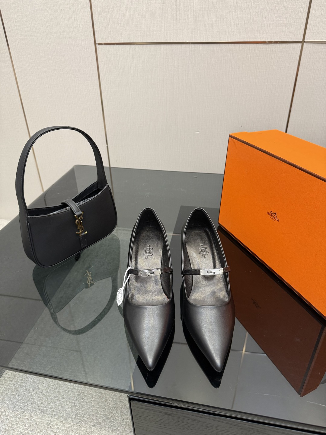 NO:681657,Top version of Hermer/Hermès classic kitten heel kelly buckle, pointed toe Mary Jane shoes, Mary Jane shoes that people fall in love with at first glance. The kelly buckle is cool, full of high-end, good appearance and comfort. The pointed toe design elongates the leg line, making the feet appear more slender, adding a feminine elegance. The fabric is made of imported fetal cowhide, the inner foot pads are all mixed sheepskin, and the Italian imported cowhide outsole  Size35-39 (customized 40/41), high heels, hermes, hermes, mary jane, high heels, cowhide, sheepskin19860909顶版 Hermer/爱马仕经典小猫跟kelly扣 尖头玛丽珍鞋 让人一眼就爱上的玛丽珍鞋 kelly扣酷酷的 高级感满满 颜值和舒适度都很友好 尖头设计拉长腿部线条 使脚部显得更加纤细 增添女性的优雅气质. 面料采用进口胎牛皮 内里垫脚均为混种羊皮 意大利进口牛皮大底 Size35-39（40/41定制）,高跟鞋单鞋,hermes,hermes,mary jane,high heels,cowhide,sheepskin,Women's Shoes