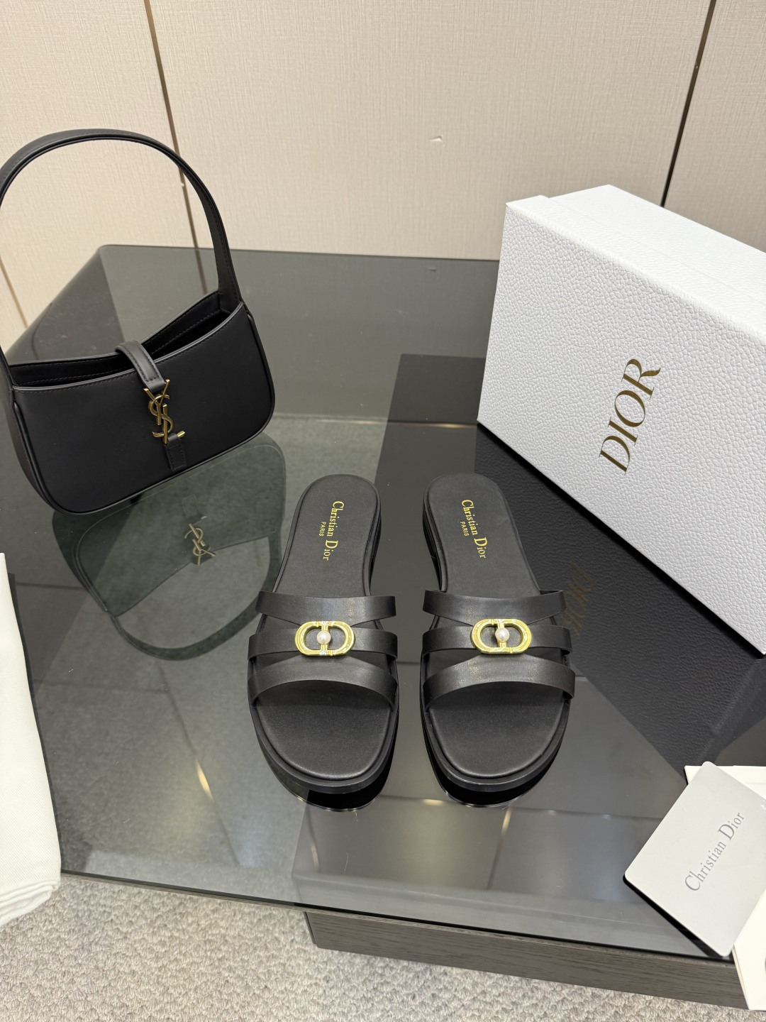 NO:692908,25ss spring and summer new Dior D-Club hollow stacked CD cross-strap slippers pig nose woven strap flat slippers This D-Club slipper is a new product in the 2025 autumn series, reinterpreting the classic style with a simple and elegant design. The exquisite cow leather straps on the upper are embellished with the cross CD logo. The padded insole is comfortable to wear, and the simple design is easy to put on and take off, making it easy to create a casual look. A pair of versatile items that can enhance the overall texture, suitable for investment in a long-term wardrobe.  Original open-molded Italian thick leather outsole, size 35-42 (40-42 customized, non-returnable), slippers, dior, dior, slippers, cowhide, Leather soles1986090925ss春夏新款Dior 迪奥D-Club镂空叠层CD交叉带凉拖鞋猪鼻子编织带平底拖鞋 这款 D-Club 凉拖是二零二五秋季系列新品,以简约优雅的设计重新诠释经典款式.鞋面精致的牛皮革饰带点缀以交叉CD标志.加垫内底穿着舒适,简约的设计便于穿脱,轻松打造休闲造型.一双能提升整体质感的百搭单品,适合投资于长期衣橱. 鞋底原版开模意大利加厚真皮大底 码数35-42（40-42定做不退换）,拖鞋,dior,dior,slippers,cowhide,Leather soles,Women's Shoes