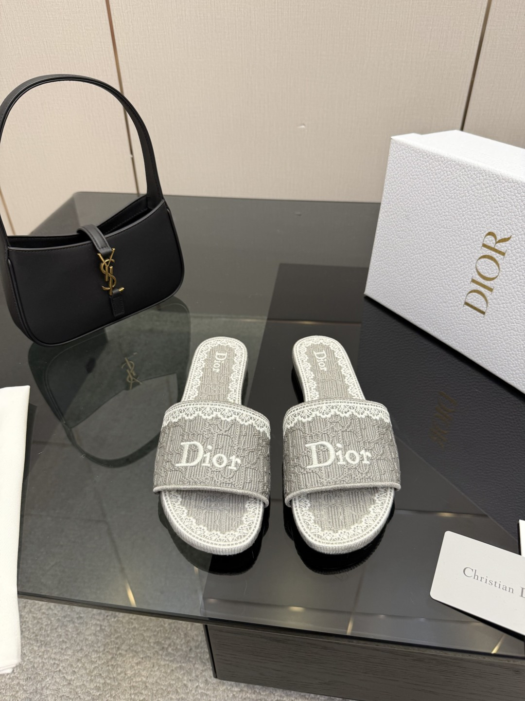NO:692910,Dior 2025 spring and summer new model DWAY flat-soled flip-flops jelly-colored women's shoes CD letter logo three-dimensional embroidery round toe open toe color-blocking sandals and slippers Material: upper imported raffia electric embroidery high-temperature water-soluble cotton technical fabric + water-dyed sheepskin lining + Italian thickened leather outsole  size34-42 (34.40.41.42. Customized, non-refundable and non-exchangeable), slippers, dior, dior, slippers, sheepskin, Leather soles19860909迪奥 Dior 2025 春夏新款 DWAY 平底一字拖果冻色女鞋 CD字母logo立体刺绣圆头露趾拼色凉拖鞋 材质:鞋面进口酒椰草电绣高温水溶棉质科技面料+水染羊皮内里+意大利加厚真皮大底 size34-42（34.40.41.42.定做不退不换）,拖鞋,dior,dior,slippers,sheepskin,Leather soles,Women's Shoes