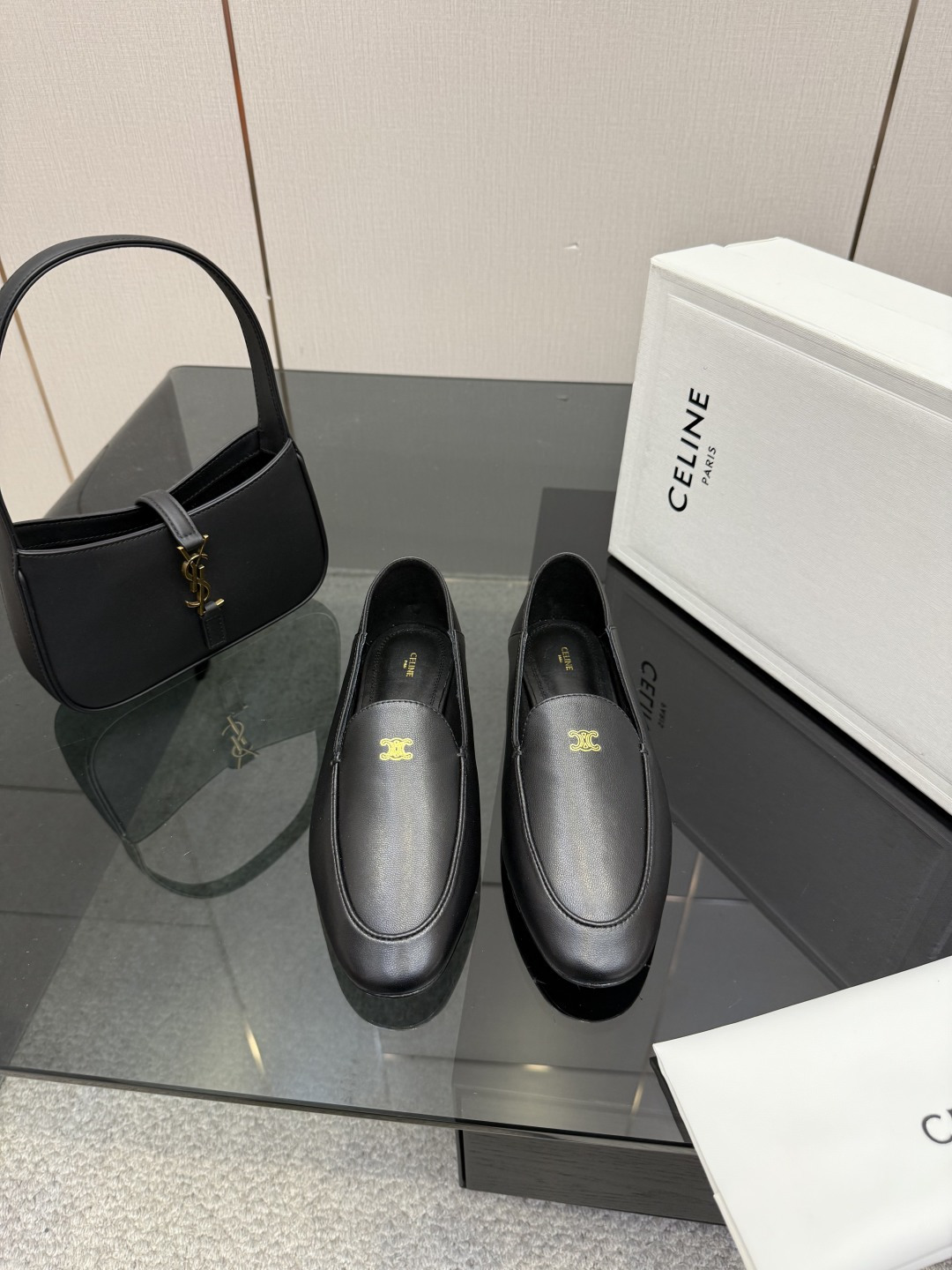 NO:692906,Celine/Celine 26WF new Arc de Triomphe heeled loafers When the lazy tone of the Left Bank of Paris collides with the casual trend, this pair of loafers takes the classic shoe shape as the bone and the heel as the soul. The soul of the shoe body is undoubtedly the iconic Arc de Triomphe logo. The neat lines replicate the architectural edges and corners of the Arc de Triomphe in Paris. They are clear but not stiff and are integrated with the upper material. Every detail hides CELINE's century-old heritage. This symbol is never a label to show off.  It is a silent declaration of the independent character of contemporary women, writing the elegance and freedom of contemporary women, making every step a gentle encounter of French romance. The fabric is made of original customized leather, and the lining and toes are all sheepskin. Italian imported genuine leather outsole size 35-39 (customized 40/41), loafers, celine, celine, loafers, sheepskin, Leather soles19860909Celine/赛琳26WF新品凯旋门踩跟乐福鞋 当巴黎左岸的慵懒腔调碰撞随性风潮 这双乐福鞋以经典鞋型为骨 以踩跟为魂 鞋身灵魂当属标志性凯旋门标识 线条利落复刻巴黎凯旋门建筑棱角 清晰不生硬 与鞋面材质浑然一体 每一处细节都藏着CELINE的百年底蕴 这枚符号从不是炫耀的标签 是当代女性独立风骨的无声宣言 书写当代女性的优雅与自在 让每一步成为法式浪漫的温柔邂逅. 面料采用原版定制皮料 内里踮脚均为羊皮 意大利进口真皮大底 size35-39（40/41定制）,乐福鞋,celine,celine,loafers,sheepskin,Leather soles,Women's Shoes