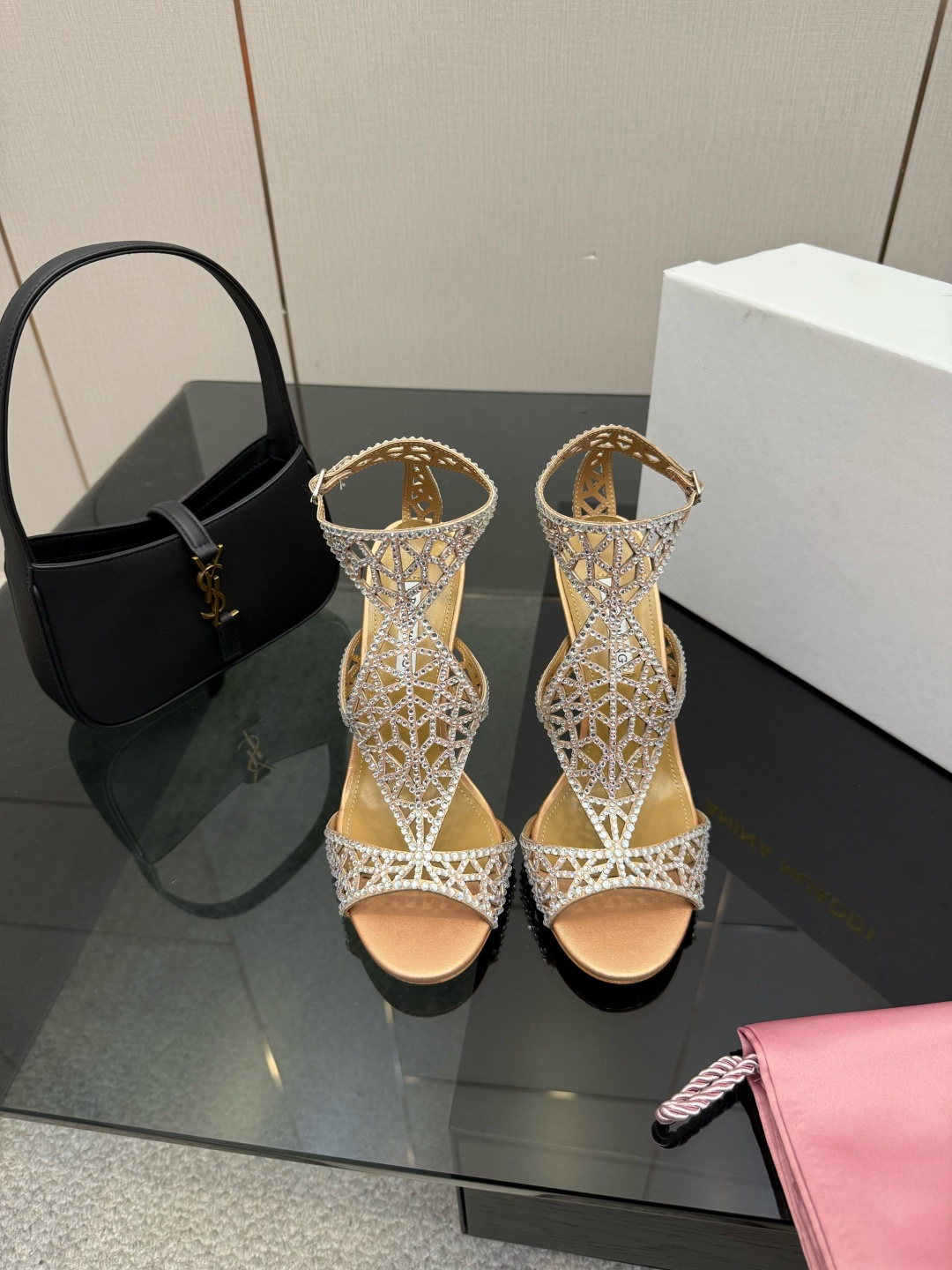 NO:692904,The popular ABING WANG high-heeled shoes have launched this charming item. A beautiful instrument of torture, it is made of patent leather fabric with deep shoes and a pointed toe body that is dignified and elegant. Genuine leather outsole Upper rhinestones Size 35-43 (41, 42, 43 need to be customized), high-heeled sandals, sandals, high heels, Leather soles19860909爆款ABING WANG高跟鞋 推出了这款散发着迷人魅力的单品.美丽刑具,它以漆皮面料制作于设有深鞋 尖头鞋身端庄典雅. 鞋底真皮大底 鞋面水钻 码数35-43(41,42,43需定做),高跟鞋凉鞋,sandals,high heels,Leather soles,Women's Shoes