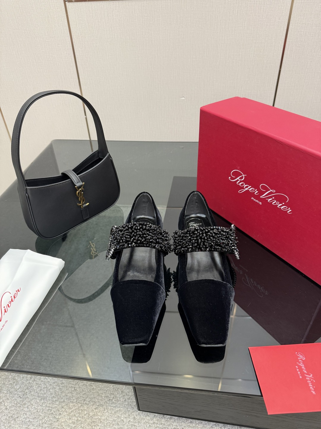 NO:694579,Roger Vivier｜RV Zhu Zhu's same style rhinestone buckle velvet block-heeled Mary Jane shoes. When RV's century-old square buckle meets the Mary Jane shoe style of the 1960s, this pair of Zhu Zhu's privately elegant pieces is created. French retro and oriental elegance are blended into every inch of the shoes. The iconic square buckle is the soul of RV, inspired by the jewelry-level design of Marquis shoes. The one-line rhinestone inlay process is the finishing touch - every rhinestone is pavé.  The cut is clean and transparent. It refracts fine soft light under natural light and shines under the light. The square toe last accommodates thousands of foot shapes without squeezing the feet or pressing the toes. The height of the gold thick heel is just right and quietly elongates the proportion. The detachable Mary Jane strap can be adjusted at will. Whether wearing it barefoot or with lace socks, you can get the same relaxed and elegant feeling of Zhu Zhu. It hides the most beautiful elegance of a woman. The fabric is made of original custom velvet and the lining of the tiptoe is made of mixed sheepskin.  Outsole imported from Italy, size 35-39 (34/40/41 customized), single shoes, roger vivor, mary jane, sheepskin, gold19860909Roger Vivier｜RV朱珠同款水钻扣天鹅绒 粗跟玛丽珍鞋 当RV的百年方扣遇上60年代玛丽珍鞋型 便成就了这双朱珠私藏的优雅臻品 把法式复古与东方温婉揉进每一寸鞋履. 标志性方扣是RV的灵魂所在 灵感源自侯爵鞋履的珠宝级设计 一字带水钻镶嵌工艺更是点睛之笔 —颗颗水钻密镶饱满 切割利落通透 自然光下折射细碎柔光 灯光下耀而不俗 方头楦型包容万千脚型 不挤脚不压趾 黄金粗跟高度恰到好处 悄悄拉长比例 可拆卸玛丽珍绊带随心调节 不管是光脚穿还是搭蕾丝袜 都能拿捏朱珠同款松弛显贵感. 藏着女人最美的优雅模样. 面料采用原版定制天鹅绒 内里踮脚均为混种羊皮 意大利进口这边批大底 size35-39（34/ 40/41定制）,单鞋,roger vivier,mary jane,sheepskin,gold,Women's Shoes