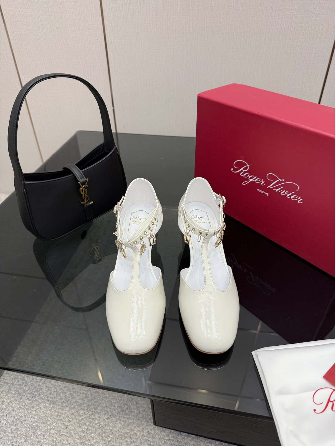 NO:694571,Roger Vivier｜RV26WF new T-strap rhinestone metal buckle pendant thick heel sandals When RV's iconic square buckle meets the smart rhinestone pendant, and then uses the neat T-strap to outline the toe line, a pair of sandals that are both luxurious and practical are born. This pair of sandals inherits Italian craftsmanship, perfectly blending the sophistication of Paris haute couture with the comfort of daily walking. The T-strap is slim, the diamond buckle is eye-catching, and the pendant is smart.  Stable and sturdy, they are high-gloss boots for dinner parties and red carpets. They are also a stylish choice for commuting and dating. They have become an irreplaceable summer luxury in the shoe cabinet. A pair of sandals can brighten up the whole body and make you look the protagonist in any occasion. The fabric is made of original custom leather and the lining is sheepskin. The genuine leather outsole imported from Italy size 35-39 (customized for 40/41), sandals Mary Jane, Roger  vivier,sandals,boots,mary jane,sheepskin,leather soles19860909Roger Vivier｜RV26WF新品T字带水钻 金属扣吊坠粗跟凉鞋 当RV标志性方扣邂逅灵动水钻吊坠 再以利落T字带勾勒足尖线条 一双兼具奢雅与实穿的凉鞋就此诞生. 这双凉鞋承袭意大利匠心工艺 将巴黎高定的精致与日常行走的舒适完美相融 T带显瘦、钻扣夺目、吊坠灵动 粗跟稳适,既是晚宴红毯的高光战靴 亦是通勤约会的格调之选 成为鞋柜里无可替代的夏日奢藏. 一双凉鞋便能点亮全身造型 让你在任何场合都自带主角光环. 面料采用原版定制皮料 内里踮脚均为羊皮 意大利进口真皮大底 size35-39（40/41定制）,凉鞋玛丽珍,roger vivier,sandals,boots,mary jane,sheepskin,Leather soles,Women's Shoes