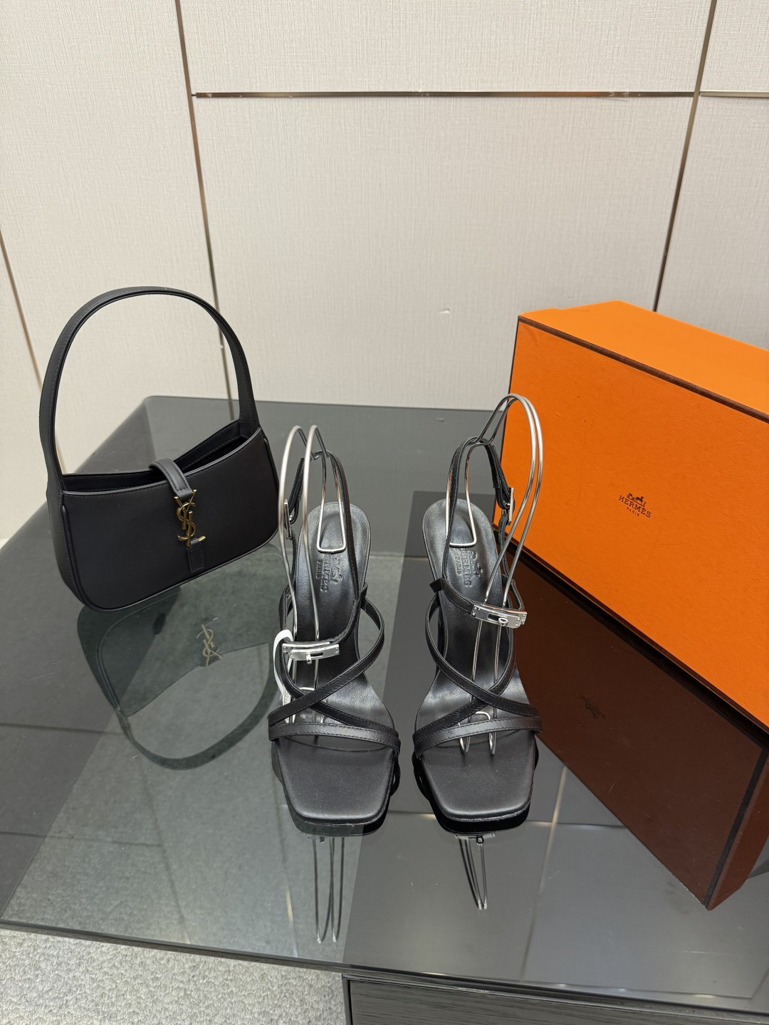 NO:694611,(With original airplane box) Hermès/Hermès 25WF new Kelly buckle thin strap cat heel sandals When the legendary gene of the Kelly bag meets summer walking, these sandals become a concrete expression of elegance. The iconic rotating Kelly metal buckle design has been carefully polished to become the finishing touch on the pointe. The palladium plating has a low-key luster, replicating the brand's century-old luxury code. The thin leather straps cover the instep like a ribbon.  The neat tailoring outlines the slender outline of the ankle. The Italian hand-stitched shoe structure and technology make every step both stable and elegant, breaking the law of imbalance between sophistication and comfort. From cafes on the Left Bank of Paris to dinners on seaside resorts, these sandals are a style tool. When paired with elegant skirts, they show French laziness. When paired with neat trousers, they also bring out a smart style. Integrating classics into daily dressing philosophy allows Kelly to have elegant genes.  Keep flowing with summer steps. The fabric is made of original customized leather. The inner tip is made of mixed sheepskin. Italian A-grade imported genuine leather outsole size 35-39 (customized 40/41/42), high heels and sandals, hermes, hermes, sandals, high heels, skirts, sheepskin, Leather soles19860909（配原版飞机盒） Hermès/爱马仕25WF新品Kelly扣 细带猫跟凉鞋 当Kelly包的传奇基因邂逅夏日步履 这款凉鞋便成了优雅的具象化表达. 标志性的旋转Kelly金属扣设计 经匠心打磨成为足尖的点睛之笔 钯金镀层流转着低调光泽 复刻品牌百年的奢华密码. 纤细皮质绑带如丝带般轻覆脚背 又以利落剪裁勾勒出脚踝的纤细轮廓. 意大利手工缝制的鞋履结构与技术 让每一步都兼具稳定与优雅 打破精致与舒适的失衡定律 . 从巴黎左岸的咖啡馆到海滨度假的晚宴 这双凉鞋皆是风格利器. 搭配飘逸裙装时 尽显法式慵懒 适配利落裤装时 又衬出干练格调. 将经典融入日常的穿搭哲学 让Kelly的优雅基因 随夏日步履不断流转. 面料采用原版定制皮料 内里踮脚均为混种羊皮 意大利A级进口真皮大底 size35-39（40/41/42定制）,高跟鞋凉鞋,hermes,hermes,sandals,high heels,skirts,sheepskin,Leather soles,Women's Shoes