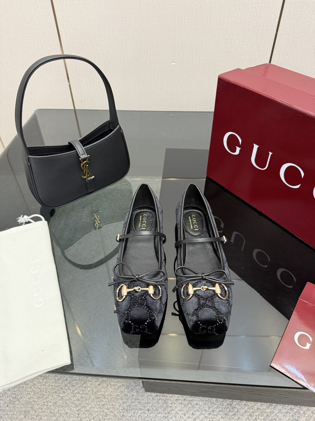 NO:694597,Velvet hot diamond fabric cover GUCCI25/early spring Very popular horsebit ballet shoes·Catway style New director’s color and practical wear concept Every color is super Anchor red rivet model is particularly outstanding, it is worthy of being selected as the most outstanding ballet shoes this year. Super elegant ~ versatile and perfect for daily use!  (Correct color, hardware, perfect consistency) Compare the difference between the pictures and the products on the market. Upper cloth covered with diamond-hot velvet, lining imported sheepskin, sole imported genuine leather outsole, thick flat bottom, size 35-39 (40.41.42 customized) (full set of packaging), ballet shoes, gucci, sheepskin, Leather soles19860909丝绒烫钻 布面 GUCCI25/早春 大热马衔扣芭蕾舞鞋·走秀款新总监的色彩与实穿概念每个颜色都超级安可拉红铆钉款更是尤为出众名副其实当选今年最出众芭蕾舞鞋超有气质～百搭日常着用都是一绝的单品！（正确颜色、五金、完美一致）多对比市面上看图做货的区别哈 鞋面布面烫钻丝绒, 内里进口绵羊皮 鞋底进口真皮大底 厚度平底 码数35-39 (40.41.42定做）（全套包装）,芭蕾舞鞋,gucci,sheepskin,Leather soles,Women's Shoes