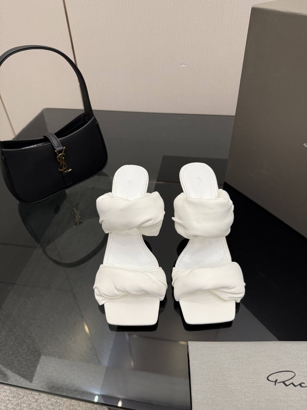 NO:694583,2025 autumn and winter new products RICK OWENS Owens high-heeled pleated twist wedge sandals are on sale at the same time as the fashion show. Super soft and delicate, silky feel, fish mouth square toe design, heel height 8.5cm, unique details, brand new with box, size 35–41 (40.41 custom-made), high-heeled shoes, sandals, high heels, slippers198609092025秋冬新品RICK OWENS欧文斯高跟褶皱扭花 坡跟凉鞋 时装走秀同步发售 超级柔软细腻 手感丝滑 鱼嘴方头设计 跟高8.5cm 细节独特 全新带盒 码数35–41（40.41定做）,高跟鞋拖鞋,sandals,high heels,slippers,Women's Shoes