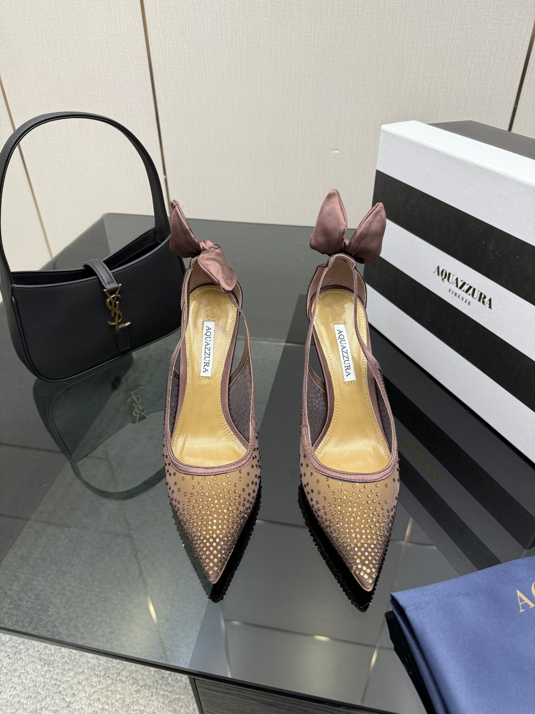 NO:694578,AQUAZZURA Zp original open mold new product hot rhinestones rabbit high heel sandals made of original custom silk, original open mold Swarovski rhinestone decorative buckle, ultra-glitter outsole golden iconic pineapple micro-mark gives the item rich brand connotation and luxurious appearance single genuine leather outsole sheepskin insole. The creation has beautiful and smooth appearance lines and is comfortable and fashionable on the feet. Must buy. Mesh upper hot rhinestones foot pads: sheepskin outsole Italian leather outsole  Heel height 10cm Shoe size: 35-43 (35.42.43 customized, non-refundable), high-heeled shoes, sandals, high heels, sheepskin, real silk, Leather soles19860909AQUAZZURA Zp 原版开模 新品烫钻 兔子高跟凉鞋 采用原版定制真丝制成,原版开模施华洛奇水钻装饰扣,超闪 大底金色标志性菠萝微标赋予单品丰富的品牌内涵与奢华的外观单品真皮大底羊皮鞋垫 创作即外观线条优美流畅又上脚舒适时髦精必入款. 鞋面网纱烫钻 脚垫: 羊皮 大底意大利真皮大底 跟高10cm 鞋码: 35-43 (35.42.43定做不退换),高跟鞋单鞋,sandals,high heels,sheepskin,real silk,Leather soles,Women's Shoes