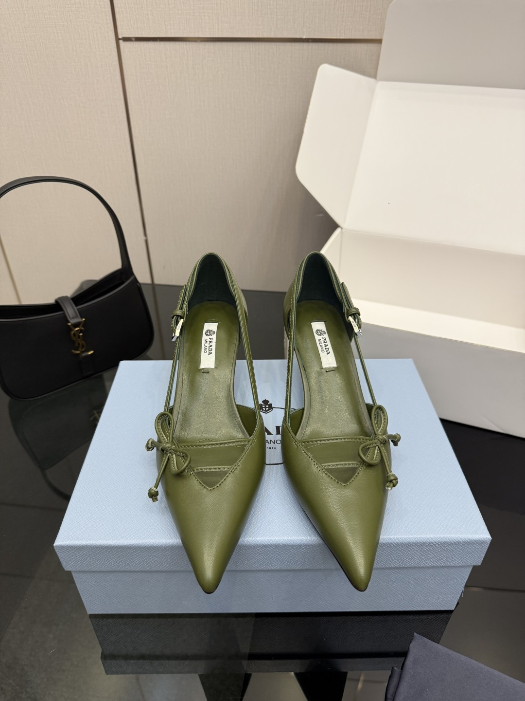 Prada escarpins à bout pointu avec bride arrière, nœud, en agneau