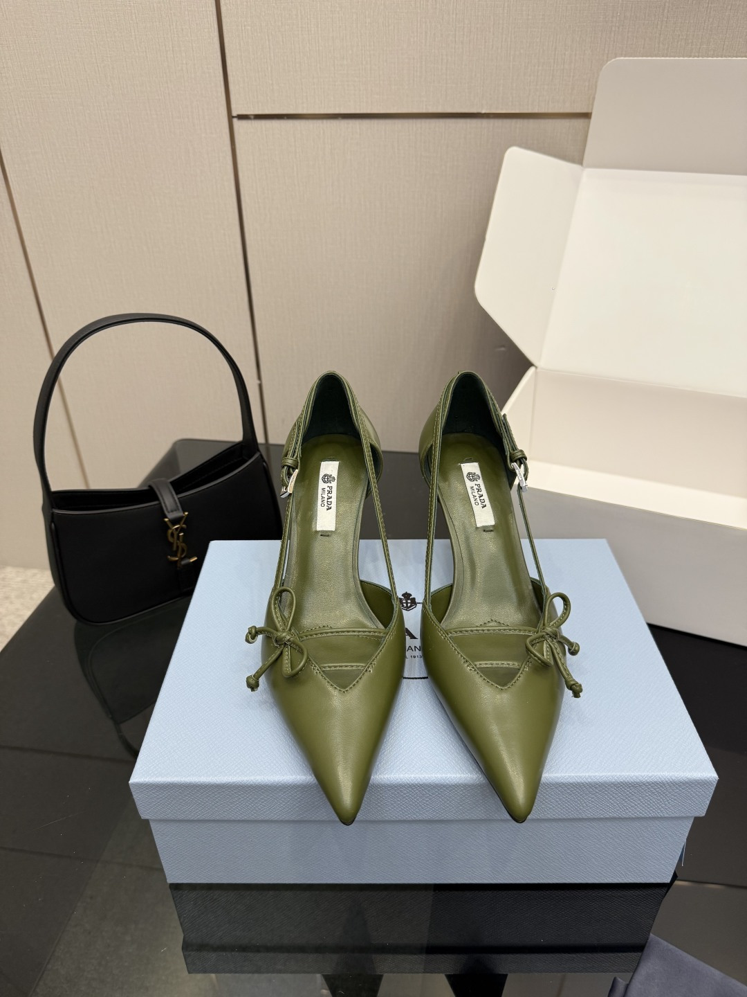 Prada Escarpins à bout pointu et dos ouvert avec nœud en agneau
