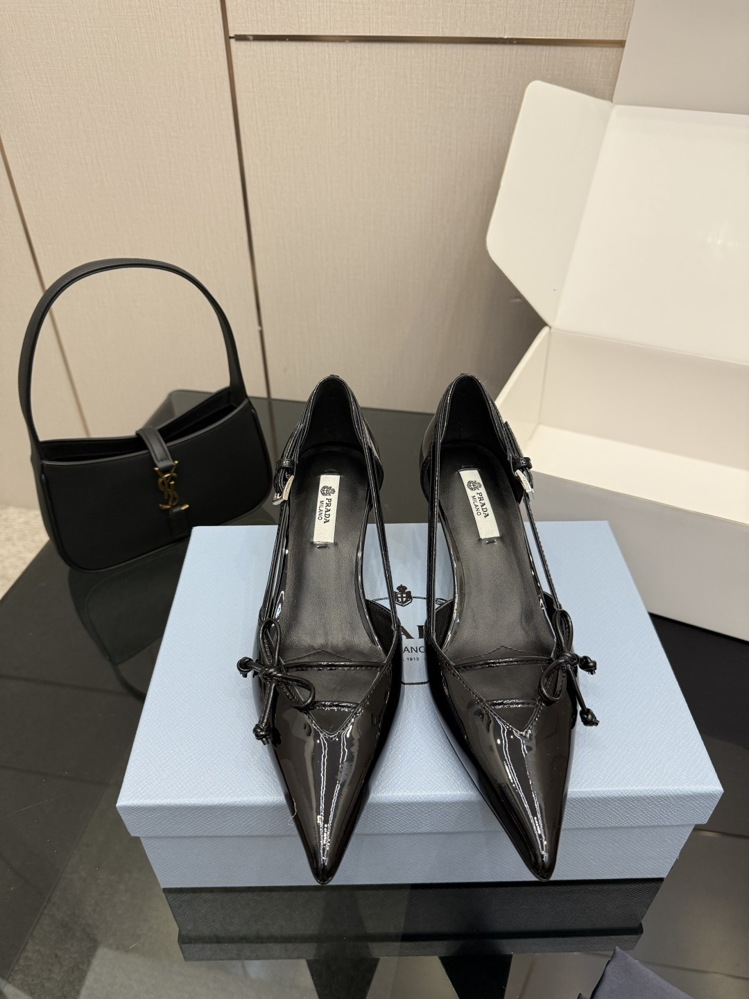 Escarpins Prada à bout pointu en cuir verni avec brides et nœud
