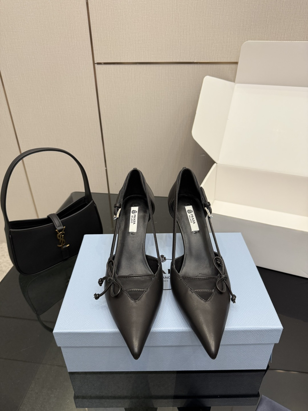 Prada Escarpins à bout pointu et dos ouvert avec nœud en cuir d'agneau