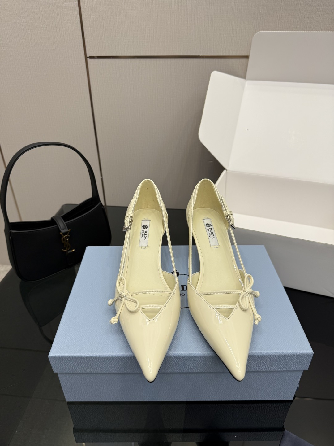 Prada Escarpins à bout pointu avec bride arrière et nœud en agneau