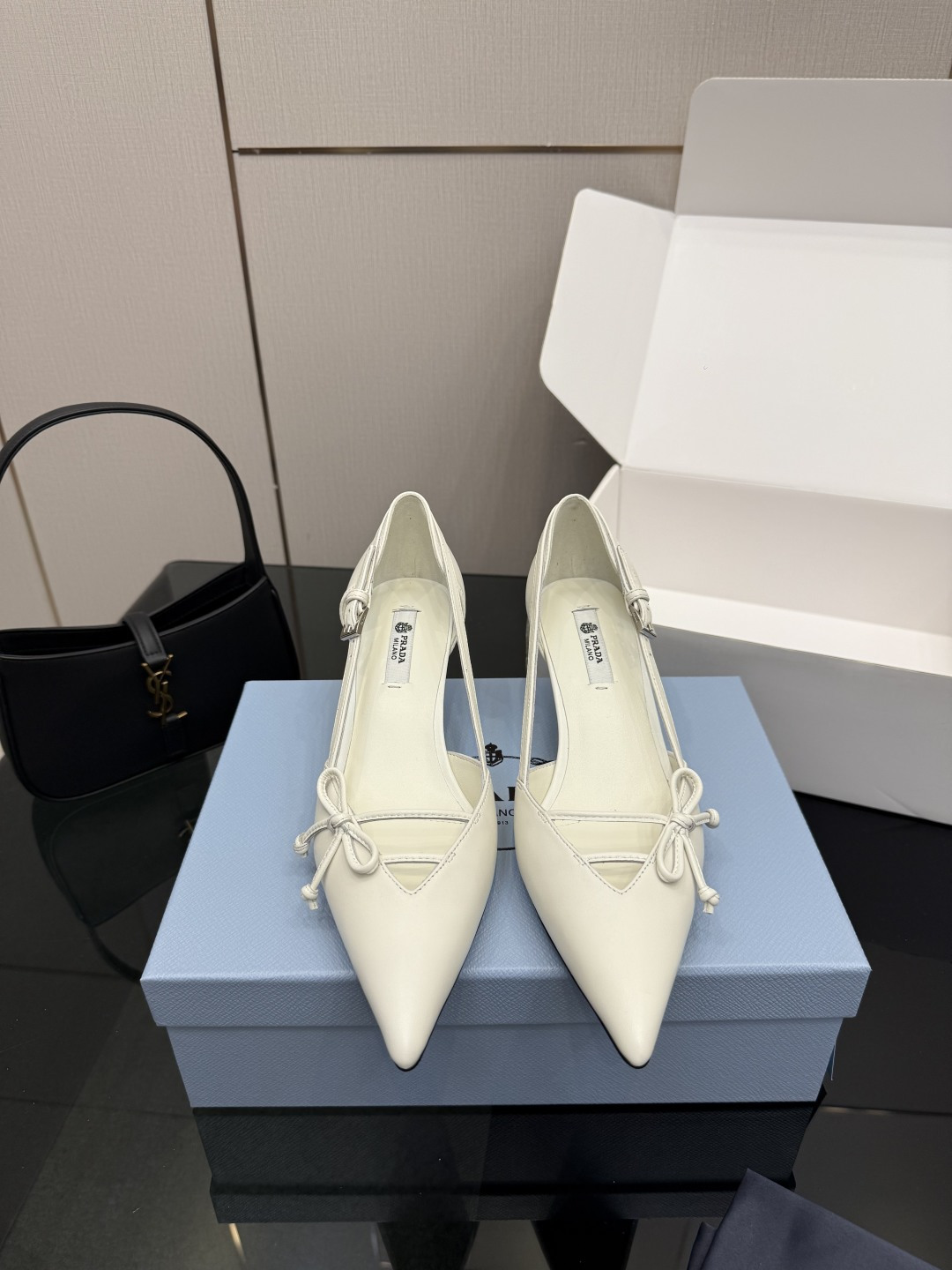 NO:694564,(Add 10 if you need an airplane box) Prada/Prada 26WF early spring new product pointed toe hollow sandals and high heels. When the bright orange show sunlight penetrates the steel window, this pair of catwalk high heels comes out of the light. It deconstructs the established definition of elegance with a 'constructed body'. The pointed toe design is not only an ingenious idea to lengthen the leg shape. The back strap and bow details find a balance between hardness and softness. It breaks away from the inertial perception of 'comfort is luxury' but uses the skin-friendly texture of sheepskin lining.  Realize the dual freedom of mind and body. From commuting suits to dinner dresses, it seamlessly adapts to multiple scenes, allowing women to switch between competence and femininity. Every time you step on the foot, the whisper of the metal logo and the ground is the resonance of pioneering design and daily functions. It is also the undefined confidence and edge of contemporary women. The fabric is made of original customized lambskin, and the lining of the toes is made of sheepskin. The genuine leather outsole imported from Italy  size35-39 (customized 40/41), high heels, prada, prada, sandals, high heels, skirts, business suit, sheepskin, Leather soles19860909（要飞机盒加10） Prada/普拉达26WF早春新品尖头 中空凉鞋高跟鞋 当亮橙色秀场的阳光穿透钢窗 这双走秀高跟鞋踏光而来 以“构筑之躯” 解构优雅的既定定义 尖头设计不止是拉长腿型的巧思 后饰带与蝴蝶结细节在刚柔之间找到平衡. 它挣脱了“舒适即奢侈”的惯性认知 却以羊皮内里的亲肤质感 实现心灵与身体的双重自由. 从通勤西装到晚宴礼裙 它无缝适配多元场景 让女性在干练与柔美中自主切换. 每一次落脚都是金属徽标与地面的轻语 是先锋设计与日常功能的共鸣 更是当代女性不被定义的底气与锋芒. 面料采用原版定制小羊皮 内里踮脚均为羊皮 意大利进口真皮大底 size35-39（40/41定制）,高跟鞋单鞋,prada,prada,sandals,high heels,skirts,business suit,sheepskin,Leather soles,Women's Shoes