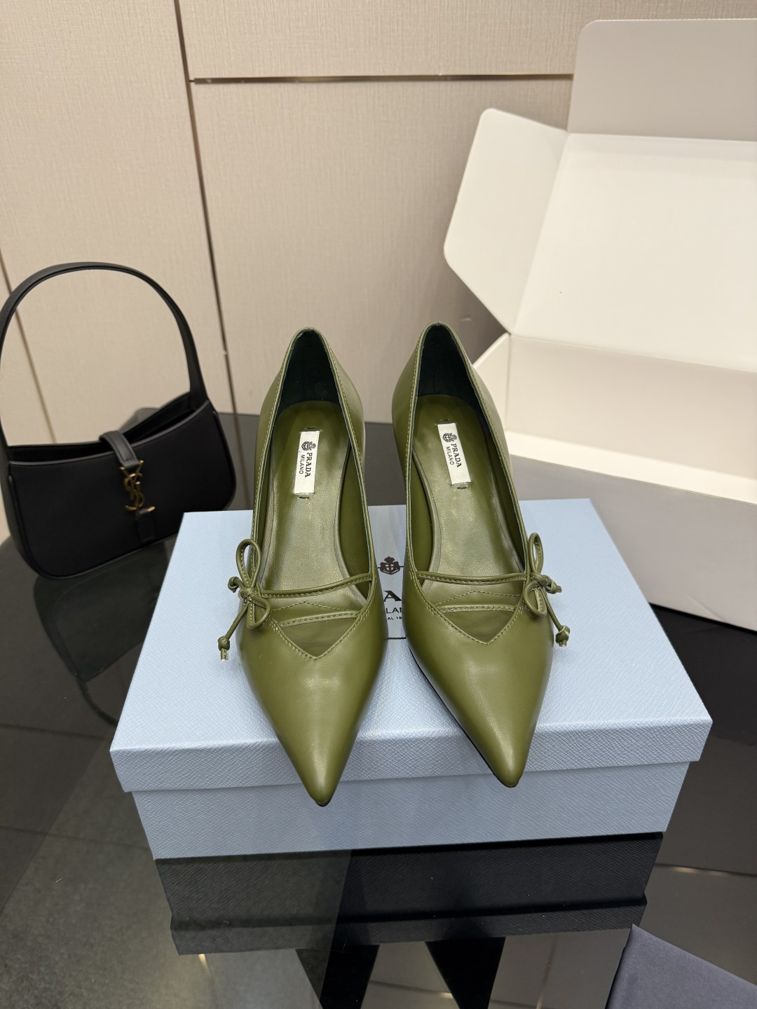 Prada Escarpins à bout pointu avec nœud en cuir d'agneau