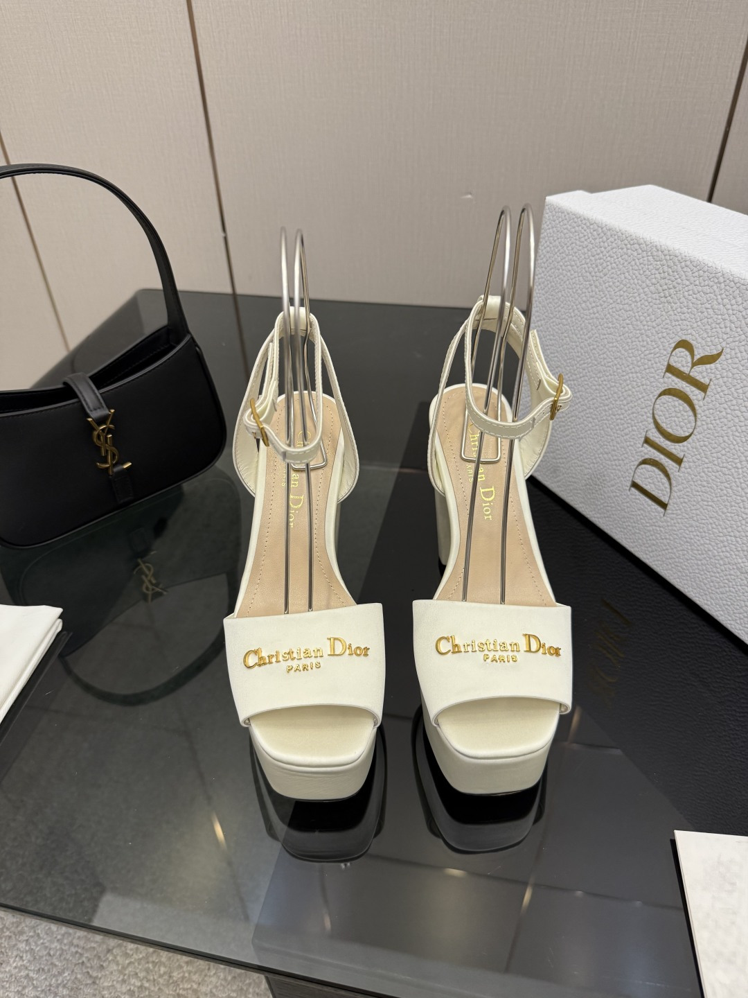 NO:696375,Dior Dior 25ss summer high version new sandals. Simple and super versatile. Perfect and luxurious on the feet, they can be matched with any spring and summer clothes. The feet feel even more comfortable!  The material is a perfect replica of the original. The original disassembly and molding. The fabric is original custom silk. The inner lining is original custom sheepskin. The foot pads are original custom sheepskin. Outsole is leather. Heel height 12cm. Water table 3.8cm. Packaging. Original complete package. Number of yards: 35-41 (customized at 40.41), high heels and sandals, dior, dior, sandals, high heels, sheepskin, real silk, Leather soles.19860909Dior 迪奥 25ss 夏季高版本新款凉鞋. 简约超级百搭. 上脚完美奢华可任意搭配春夏服饰. 脚感更是舒适！材质原版完美复刻. 原版拆解开模. 面料原版定制真丝 内里原版定制羊皮 垫脚原版定制羊皮 大底真皮大底 跟高12cm 水台3.8cm 包装原版全套包装 码数35-41(40.41定做）,高跟鞋凉鞋,dior,dior,sandals,high heels,sheepskin,real silk,Leather soles,Women's Shoes