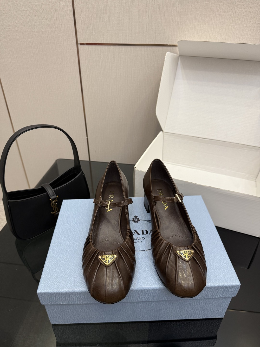 NO:696361,Prada 26 hot Mary Jane shoes · Various bloggers have shown off · Customized imported sheepskin is super comfortable, soft and fashionable, and can wake up the colorful summer · Not picky at all and can be matched with gold · Invincible and versatile · Just buy it (customized sheepskin/real silk, plaid version, midsole and sole are all molded from the Y version) Customized imported cowhide for the upper, imported crystal sheepskin for the lining, genuine leather outsole  Size 35-39 (40, 41 customized, non-refundable) Heel height 3.5cm (full package), single shoes, prada, mary jane, cowhide, sheepskin, real silk, gold, Leather soles19860909普拉达26火爆玛丽珍鞋 ·各路博主纷纷亮出·定制进口绵羊皮超级舒适柔软时髦得来又能唤醒夏日缤纷·一点都不挑人又可以搭配黄金搭配·无敌百搭·买就对了（Y版开发定制绵羊皮/真丝、格版、中底、鞋底全部是Y版开模的） 鞋面定制进口牛皮 内里进口水晶绵羊皮 鞋底真皮大底 码数35-39(40,41定做不退 换) 跟高3.5cm（全套包装）,单鞋,prada,mary jane,cowhide,sheepskin,real silk,gold,Leather soles,Women's Shoes