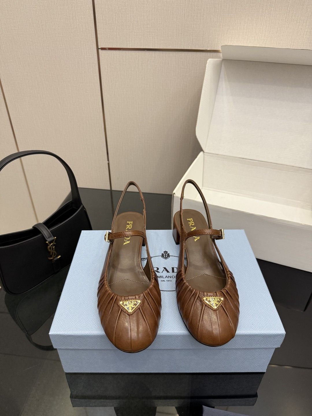 NO:696341,Prada 26 hot Mary Jane shoes · Various bloggers have shown off · Customized imported sheepskin is super comfortable, soft and fashionable, and can wake up the colorful summer · Not picky at all and can be matched with gold · Invincible and versatile · Just buy it (customized sheepskin/real silk, plaid version, midsole and sole are all molded from the Y version) Customized imported cowhide for the upper, imported crystal sheepskin for the lining, genuine leather outsole  Size 35-39 (40, 41 customized, non-refundable) Heel height 3.5cm (full package), sandals, prada, sandals, mary jane, cowhide, sheepskin, real silk, gold, Leather soles19860909普拉达26火爆玛丽珍鞋 ·各路博主纷纷亮出·定制进口绵羊皮超级舒适柔软时髦得来又能唤醒夏日缤纷·一点都不挑人又可以搭配黄金搭配·无敌百搭·买就对了（Y版开发定制绵羊皮/真丝、格版、中底、鞋底全部是Y版开模的） 鞋面定制进口牛皮 内里进口水晶绵羊皮 鞋底真皮大底 码数35-39(40,41定做不退 换) 跟高3.5cm（全套包装）,凉鞋,prada,sandals,mary jane,cowhide,sheepskin,real silk,gold,Leather soles,Women's Shoes