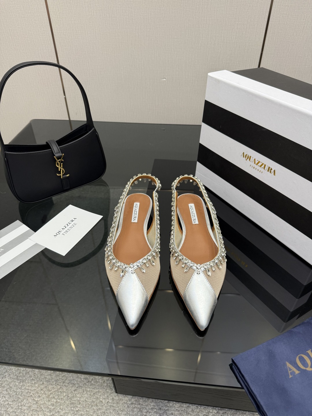 NO:696355,AQUAZZURA Golden Pineapple 2026 Spring and Summer New Aquazzura/Pineapple Italy, the favorite of royal families, elegant, elegant, official cabinet-level quality shoes are made with heavy craftsmanship, simple and elegant, feminine, suitable for party design, suitable for various skirts, dresses and evening dresses, various styles. Full set of packaging. Upper mesh, sheepskin lining sheepskin sole Italian genuine leather outsole Heel height 1.5cm  Standard code 35-41 (customized 34. 42, non-refundable and non-exchangeable), sandals, sandals, skirts, sheepskin, sheep, Leather soles19860909AQUAZZURA金菠萝2026 春夏新款Aquazzura /菠萝意大利、王室贵族的钟爱、雍容华贵、气质高雅、官柜级品质鞋采用重工艺制成,简单大方 女人味,适合派对的设计适用各种套裙,于连衣裙晚礼服,各种款式. 全套包装. 鞋面 网纱,羊京 衬里 羊皮 鞋底 意大利真皮大底 跟高 1.5cm 码数 标准码35-41（定制34. 42定制不退不换）,凉鞋,sandals,skirts,sheepskin,sheep,Leather soles,Women's Shoes