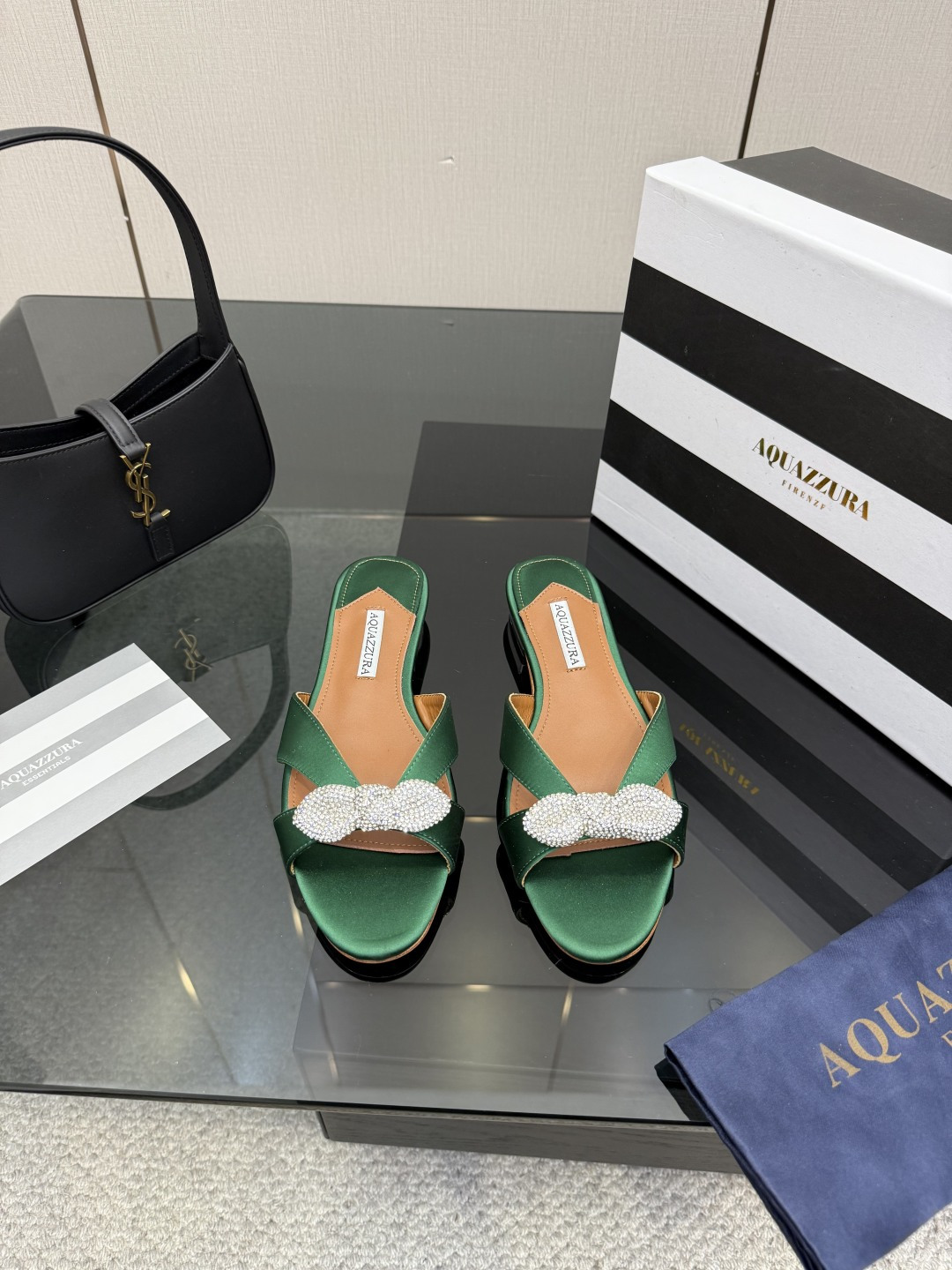 NO:696333,AQUAZZURA Golden Pineapple 2026 Spring and Summer New Aquazzura/Pineapple Italy, the favorite of royal families, elegant, elegant, official cabinet-level quality shoes are made with heavy craftsmanship, simple and elegant, feminine, suitable for party design, suitable for various skirts, dresses and evening dresses, various styles. Full set of packaging. Silk rhinestone upper, lining, sheepskin sole, Italian leather outsole, heel height 1.5cm  Standard code 35-41 (customized 34. 40.41.42 customized, non-refundable and non-exchangeable), slippers, slippers, skirts, sheepskin, real silk, Leather soles19860909AQUAZZURA金菠萝2026 春夏新款Aquazzura /菠萝意大利、王室贵族的钟爱、雍容华贵、气质高雅、官柜级品质鞋采用重工艺制成,简单大方 女人味,适合派对的设计适用各种套裙,于连衣裙晚礼服,各种款式. 全套包装. 鞋面真丝水钻 衬里 羊皮 鞋底 意大利真皮大底 跟高 1.5cm 码数 标准码35-41（定制34. 40.41.42定制不退不换）,拖鞋,slippers,skirts,sheepskin,real silk,Leather soles,Women's Shoes