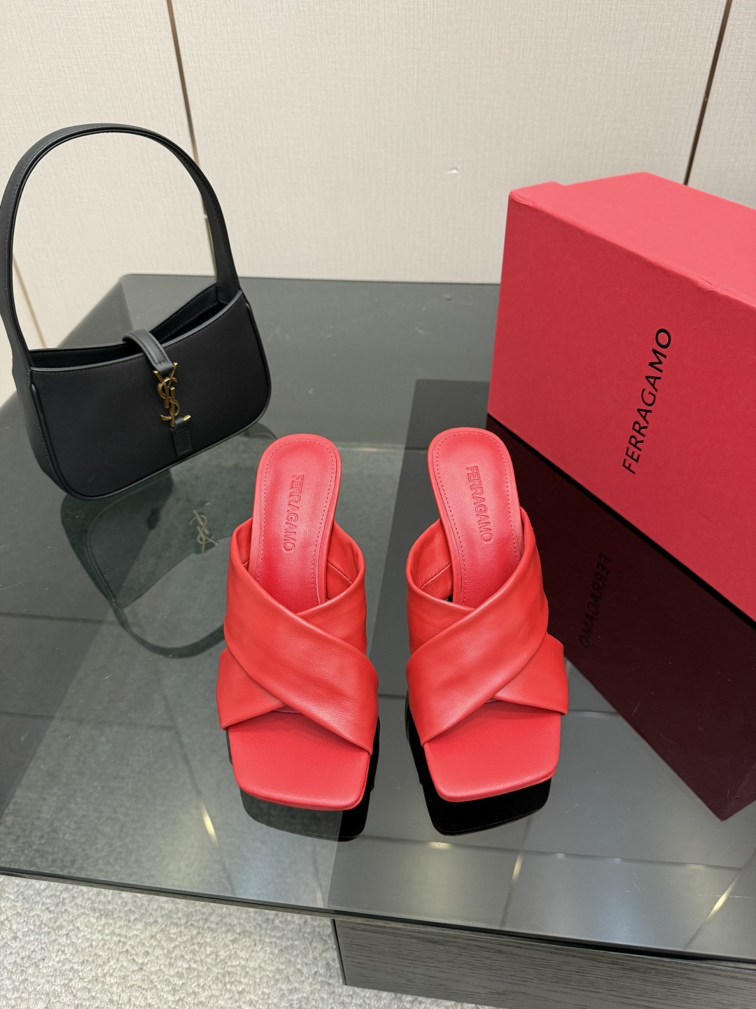 NO:705770,FERRAGAMO open-toe sandals. The toe of these open-toe slippers is decorated with a wide strap, which is made of extraordinary soft nappa leather. It has been reinterpreted into a unique and sculptural heel, with a tonal finish and rubberized details for excellent grip. Upper cowhide leather lining Sheepskin outsole full leather Size 35-41 (40.41 custom-made), high-heeled shoes and slippers, ferragamo, sandals, high  heels,slippers,cowhide,sheepskin19860909FERRAGAMO漏趾凉鞋 这款露趾便鞋的鞋头饰以宽饰带,饰带部分采用柔软不凡的纳帕皮制成.经由焕新诠释,化为独具雕塑感的别致鞋跟,呈现同色调饰面,饰有浸胶细节,出众的抓地力. 鞋面牛皮 内里羊皮 大底全真皮 码数35-41（40.41定做）,高跟鞋拖鞋,ferragamo,sandals,high heels,slippers,cowhide,sheepskin,Women's Shoes