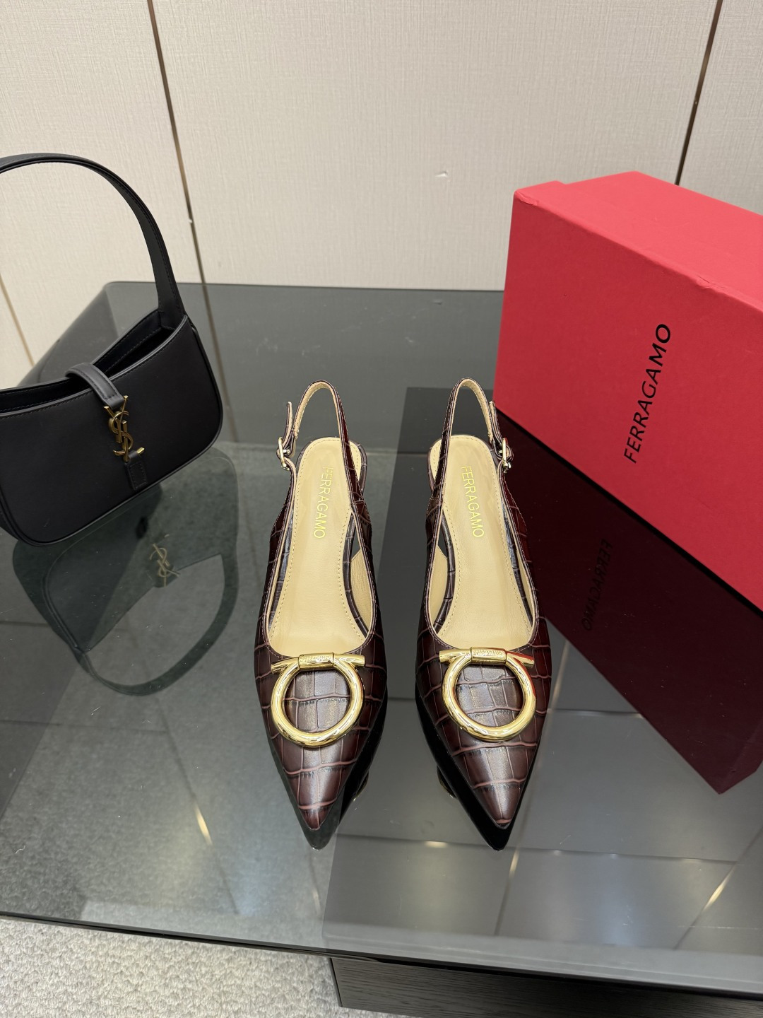 NO:705766,FERRAGAMO 26 Ferragamo fashion shoes with a neat and youthful design with round buckles!  Comfortable and versatile, it also offers excellent durability!  It combines fashion and comfort with a perfect balance of elegance. I believe every high-heeled girl will be attracted by it (the whole body is customized, hardware, leather, rubber bands, and outsole are perfectly consistent). Compare the differences between pictures and products on the market. Cowhide upper, imported sheepskin lining, genuine leather outsole, heel height 6.5cm  Size 35-39 (34.40.41 customized, non-refundable) (full package), high heels and sandals, ferragamo, ferragamo, sandals, high heels, cowhide, sheepskin, Leather soles19860909FERRAGAMO 26菲拉格慕时装单鞋加上搭配圆扣利落年轻的设计！舒适百搭的同时也具备出色的耐用性！融合了时尚与舒适的完美平衡高雅风采相信每个高跟女孩都会为之心动（z品全身定制、五金、皮料、皮筋、大底完美一致）多对比市面上看图做货的区别哈 鞋面牛皮 内里进口绵羊皮 鞋底真皮大底 跟高6.5cm 码数35-39（34.40.41定做不退换）（全套包装）,高跟鞋凉鞋,ferragamo,ferragamo,sandals,high heels,cowhide,sheepskin,Leather soles,Women's Shoes