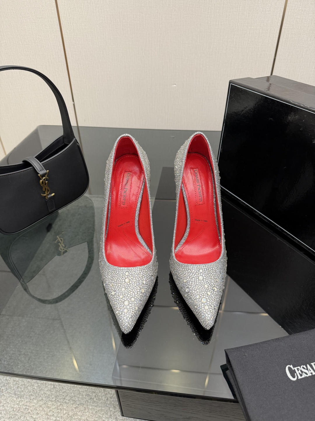 NO:705882,'The sharp blade that penetrates the heart' Cesare Paciotti dagger high heels. Out-of-print high-heeled shoes with heavy investment in mold making and plate-matching technology. The whole series of products are on sale one after another. If you must suffer from high heels, I hope it is Cesare Paciotti. Diamond upper, cowhide lining, cowhide for foot pads. Heel height 12cm. Size 35-43 (ordered at 40.41.42.43), high heels, high heels, cowhide19860909“插入心脏的利刃” Cesare Paciotti 匕首高跟鞋 绝版重金开模,对版工艺 全系列产品陆续发售 如果一定要受高跟鞋的罪  我希望是Cesare Paciotti 鞋面奥钻 内里牛皮 垫脚牛皮 跟高12cm 码数35-43（40.41.42.43订）,高跟鞋单鞋,high heels,cowhide,Women's Shoes