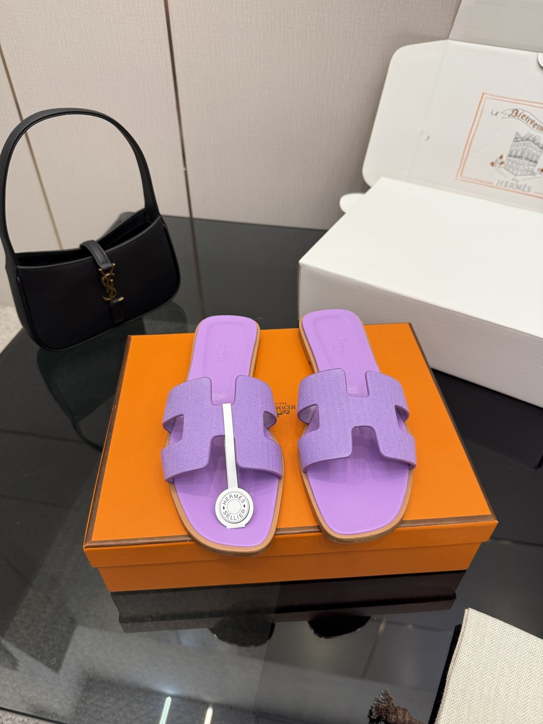 NO:706809,(With a complete set of airplane cases) Guanhuo purchasing agent HERMERS 2026 early spring new Miss Kelly buckle holiday style color matching lazy beach sandals H family logo flat bottom square head jelly color flip-flops flip-flops Material: imported calfskin upper + water-dyed cowhide lining + Italian leather outsole  Size women's size 34-43 (34.40.41.42.43 customized, non-returnable), slippers, hermes, hermes, sandals, slippers, cowhide, Leather soles19860909(配全套飞机盒） 莞货 代购级 HERMERS 爱马仕2026早春新款Miss Kelly扣度假风拼色懒人沙滩凉鞋 H家字母logo平底方头果冻色人字拖夹趾拖鞋 材质:鞋面进口小牛皮+水染牛皮内里+意大利真皮大底 Size女码34-43(34.40.41.42.43定制不退换）,拖鞋,hermes,hermes,sandals,slippers,cowhide,Leather soles,Women's Shoes