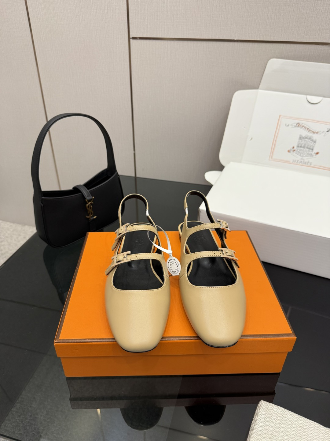 NO:706807,Top version Hermer/Hermès kelly buckle square-toe Mary Jane shoes. Mary Jane shoes that people fall in love with at first sight. The kelly buckle is cool and full of high-end. It is both good-looking and comfortable. The pointed toe design elongates the leg line and makes the foot appear slimmer. It adds a feminine elegance. The fabric is made of imported fetal cowhide. The lining of the feet is made of mixed sheepskin. The outsole is imported from Italy.  Size35-39 (40/41 customized),sandals,hermes,hermes,sandals,mary jane,cowhide,sheepskin19860909顶版 Hermer/爱马仕kelly扣 方头玛丽珍鞋 让人一眼就爱上的玛丽珍鞋 kelly扣酷酷的 高级感满满 颜值和舒适度都很友好 尖头设计拉长腿部线条 使脚部显得更加纤细 增添女性的优雅气质. 面料采用进口胎牛皮 内里垫脚均为混种羊皮 意大利进口牛皮大底 Size35-39（40/41定制）,凉鞋,hermes,hermes,sandals,mary jane,cowhide,sheepskin,Women's Shoes