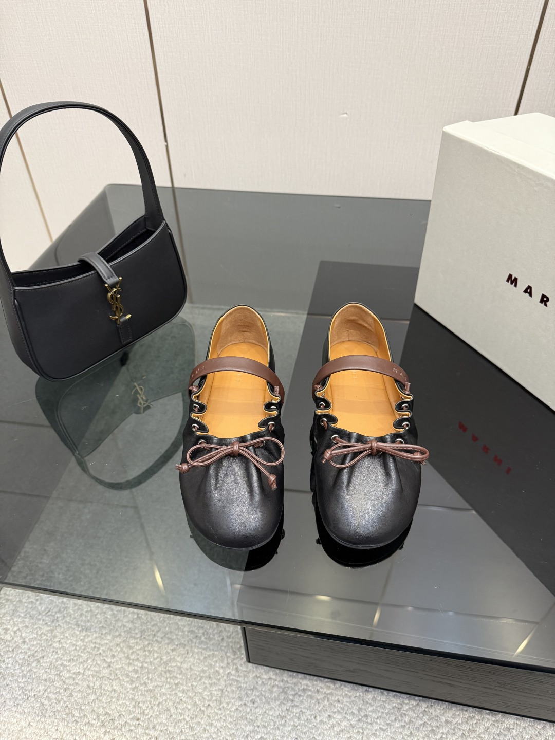 NO:706805,Marni 26WF new bow flat ballet Mary Jane shoes When Marni's high-end genes meet Mary Jane's classic shoe shape, the flat posture hides effortless elegance and the bow decoration unlocks the French romantic code. Whether paired with the gentleness of a knitted skirt, the looseness of jeans, or the sophistication of a suit, the details can brighten up the look. This pair of shoes is destined to become an art collection under one foot, giving every woman who wears it an undefined sense of luxury.  The fabric is made of original customized leather, and the inner lining is made of sheepskin. The original molded custom anti-slip outsole size35-39 (customized 40/41), ballet shoes, marni, mary jane, skirts, jeans, business suit, sheepskin19860909Marni 26WF新品蝴蝶结平底芭蕾舞 玛丽珍鞋 当Marni的高定基因邂逅玛丽珍经典鞋型 平底姿态藏着不费力的优雅 蝴蝶结饰则解锁法式浪漫密码. 无论搭配针织裙的温柔、牛仔裤的松弛 还是西装的干练 都能以细节点亮造型. 这双鞋注定成为足下的艺术藏品 让每一位穿它的女性, 都自带不被定义的高级感. 面料采用原版定制皮料 内里踮脚均为羊皮 原版开模定制防滑大底 size35-39（40/41定制）,芭蕾舞鞋,marni,mary jane,skirts,jeans,business suit,sheepskin,Women's Shoes