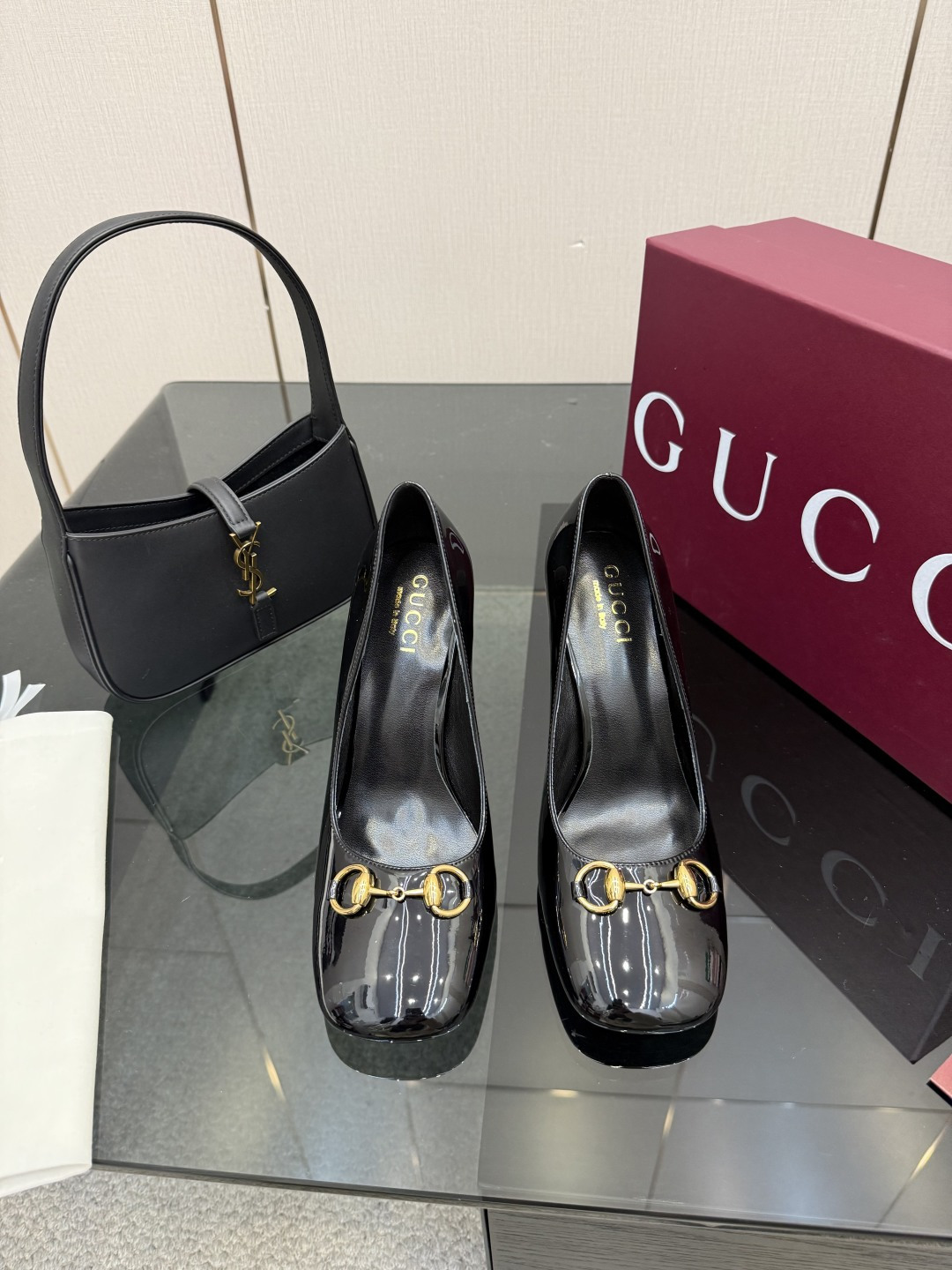 NO:707202,High version GUCCI 2026 new women's horsebit mid-heeled sandals and high heels, catwalk style, original development. The shoe last is carefully polished for 3 months to ensure comfort. This year's super popular waterproof platform series, Gucci has also started to update this series~ ——————————————Materials and fabrics Imported original patent leather Lining sheepskin Heel height: 10cm  Size 35-42 (40, 41, 42 customized), high heels, single shoes, gucci, sandals, high heels, sheepskin19860909高版本 GUCCI 2026新款女士马衔扣中跟凉鞋高跟鞋 走秀款,原版开发.为保证舒适度精心打磨鞋楦3个月之久.今年超流行防水台系列,gucci也开始了这个系列的更新了～ ——————————————— 材料面料进口原版漆皮 内里内里羊皮 跟高:10cm  码数35-42（40,41,42订做）,高跟鞋单鞋,gucci,sandals,high heels,sheepskin,Women's Shoes
