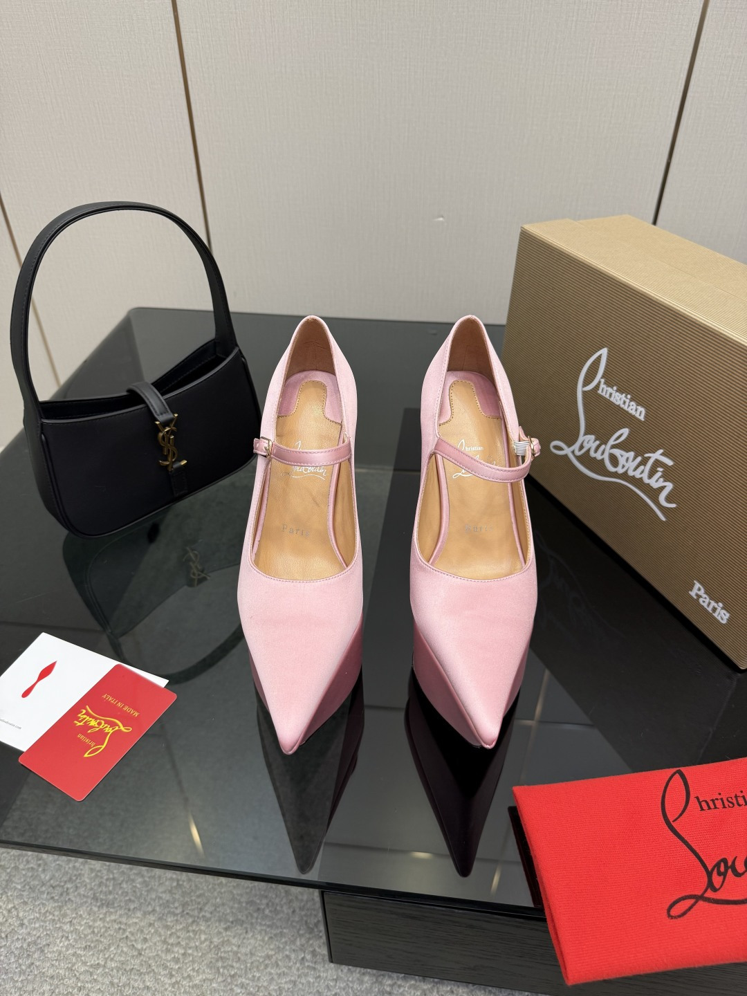 NO:707205,Christian Louboutin platinum high heels, patent leather fabric, red soles, one-strap design looks slimming. Sheepskin lining, Italian genuine leather outsole, comfortable and easy to walk. Size 35-42 (customized at 40.41.42) Heel height 15.5cm, platform 5cm, high heels, single shoes, high heels, sheepskin, Leather soles19860909Christian Louboutin路铂廷高跟鞋,漆皮面料,红色鞋底,一字带设计显瘦.内里羊皮,意大利真皮大底,舒适好走. 码数35-42（40.41.42定做） 跟高15.5cm 水台5cm,高跟鞋单鞋,high heels,sheepskin,Leather soles,Women's Shoes