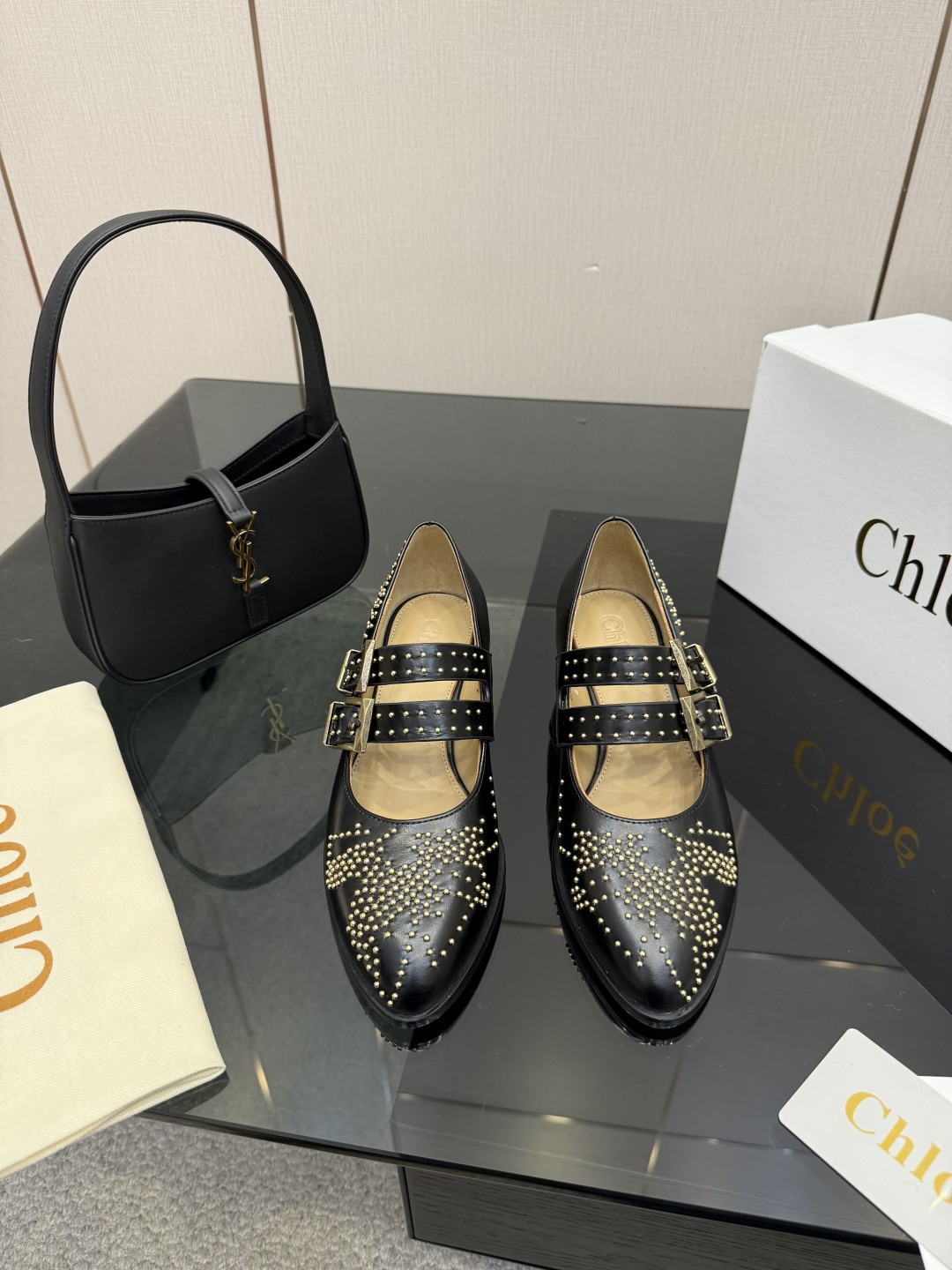 NO:707425,Chloe's latest rivet design, original private model leather outsole, unique design style rivet decoration, all the positions are just right after matching. All the craftsmanship and materials are consistent with the original version. It is definitely a pair of durable and durable shoes that are necessary for walking in the world!  !  Versatile Korean version, standard size 35-40, fabric leather rivet decoration + retro buckle, heel height 5 cm, loafers, chloe, loewe, loafers, cowhide, Leather soles19860909Chloe（克洛伊）最新铆钉设计 原版私模真皮大底,独特的设计风格铆钉装饰,配上后所有的位置刚刚好 所有的工艺与材质原版一致 绝对是一双耐穿耐看行走江湖必备利器！！百搭韩版 码数35-40标准码,面料牛皮铆钉装饰+复古的扣扣,跟高5厘米,乐福鞋,chloe,loewe,loafers,cowhide,Leather soles,Women's Shoes