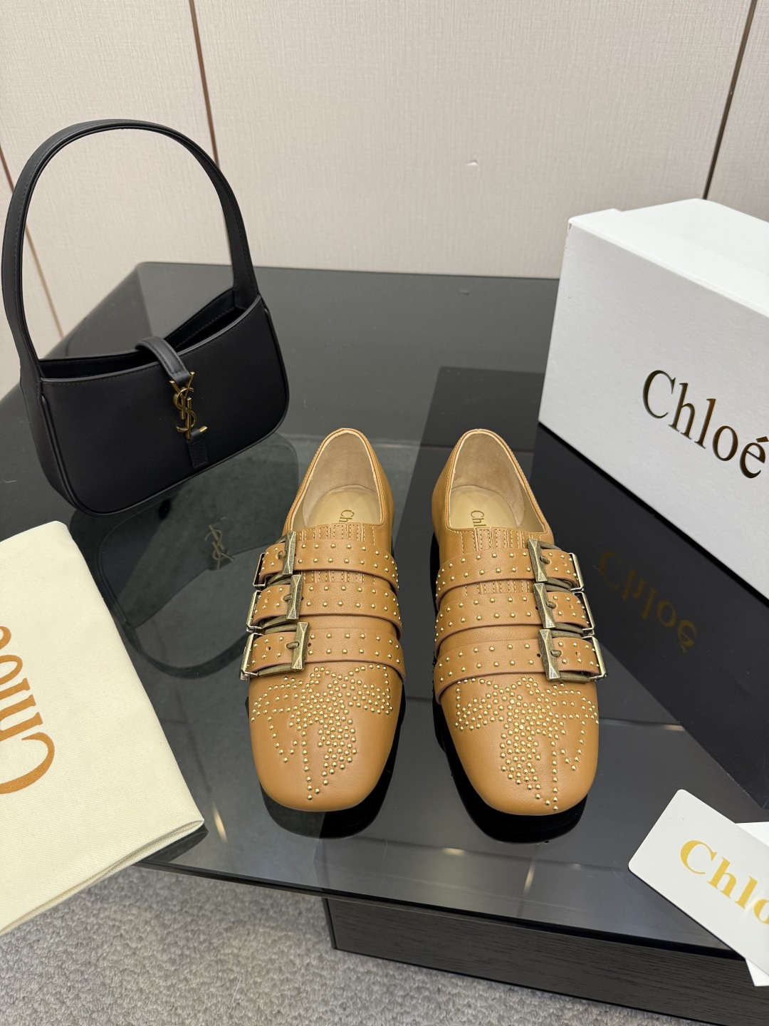 NO:707427,Chloe's latest rivet design, original private model leather outsole, unique design style rivet decoration, all the positions are just right after matching. All the craftsmanship and materials are consistent with the original version. It is definitely a pair of durable and durable shoes that are necessary for walking in the world!  !  Versatile Korean version, standard size 35-40, fabric leather rivet decoration + retro buckle, loafers, chloe, loewe, loafers, cowhide, Leather soles19860909Chloe（克洛伊）最新铆钉设计 原版私模真皮大底,独特的设计风格铆钉装饰,配上后所有的位置刚刚好 所有的工艺与材质原版一致 绝对是一双耐穿耐看行走江湖必备利器！！百搭韩版 码数35-40标准码,面料牛皮铆钉装饰+复古的扣扣,乐福鞋,chloe,loewe,loafers,cowhide,Leather soles,Women's Shoes