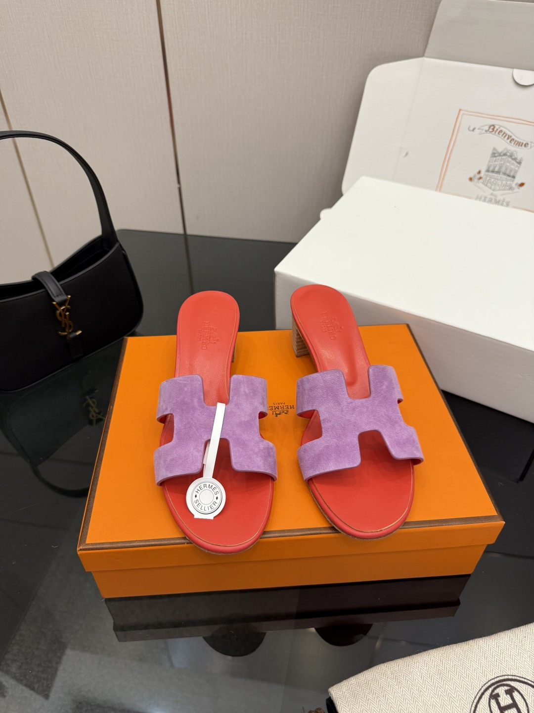 NO:707418,Top version (with original airplane box) Hermès/Hermès classic flat-soled thick-heeled H slides perfectly combine simple aesthetics and ultimate craftsmanship. The thick-heeled design gives you just the right height. The heel height of about 3cm adds elegance and ensures steady walking, making every step confident and calm; the flat-bottomed style returns to the original comfort and fits the curve of the foot. You can easily enjoy a free walk without any burden even if you wear it for a long time. The iconic 'H' element is presented in a unique tailoring.  Simple yet luxurious, it highlights the brand style. Whether you are strolling on the streets in summer or attending fashionable occasions, it can be easily controlled and becomes the finishing touch of the style. The fabric is made of original customized leather, the inner pads are all mixed sheepskin, Italian imported genuine leather outsole size 35-39 (customized 40/41/42), slippers, hermes, hermes, slippers, sheepskin, Leather soles19860909顶版（配原版飞机盒） Hermès/爱马仕万年经典平底粗跟H拖 将简约美学与极致工艺完美融合. 粗跟设计 赋予你恰到好处的高度 约3cm的跟高 在增添优雅气质的同时 确保行走稳健 让每一步都自信从容； 平底款式 回归舒适本真 贴合足底曲线 长时间穿着也毫无负担轻松享受自在步履. 标志性的“H”元素 以独特的剪裁呈现 简约而不失奢华 彰显品牌格调. 无论是漫步在夏日街头 还是出入时尚场合 它都能轻松驾驭 成为造型的点睛之笔. 面料采用原版定制皮料 内里垫脚均为混种羊皮 意大利进口真皮大底 size35-39（40/41/42定制）,拖鞋,hermes,hermes,slippers,sheepskin,Leather soles,Women's Shoes