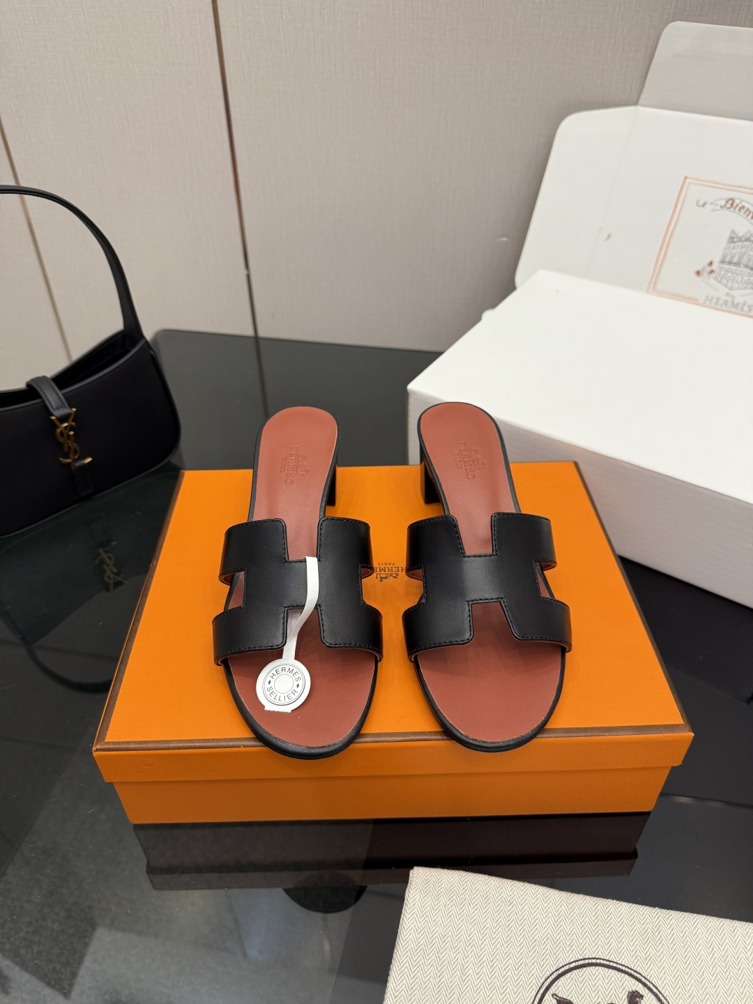 NO:707421,Top version (with original airplane box) Hermès/Hermès classic flat-soled thick-heeled H slides perfectly combine simple aesthetics and ultimate craftsmanship. The thick-heeled design gives you just the right height. The heel height of about 3cm adds elegance and ensures steady walking, making every step confident and calm; the flat-bottomed style returns to the original comfort and fits the curve of the foot. You can easily enjoy a free walk without any burden even if you wear it for a long time. The iconic 'H' element is presented in a unique tailoring.  Simple yet luxurious, it highlights the brand style. Whether you are strolling on the streets in summer or attending fashionable occasions, it can be easily controlled and becomes the finishing touch of the style. The fabric is made of original customized leather, the inner pads are all mixed sheepskin, Italian imported genuine leather outsole size 35-39 (customized 40/41/42), slippers, hermes, hermes, slippers, sheepskin, Leather soles19860909顶版（配原版飞机盒） Hermès/爱马仕万年经典平底粗跟H拖 将简约美学与极致工艺完美融合. 粗跟设计 赋予你恰到好处的高度 约3cm的跟高 在增添优雅气质的同时 确保行走稳健 让每一步都自信从容； 平底款式 回归舒适本真 贴合足底曲线 长时间穿着也毫无负担轻松享受自在步履. 标志性的“H”元素 以独特的剪裁呈现 简约而不失奢华 彰显品牌格调. 无论是漫步在夏日街头 还是出入时尚场合 它都能轻松驾驭 成为造型的点睛之笔. 面料采用原版定制皮料 内里垫脚均为混种羊皮 意大利进口真皮大底 size35-39（40/41/42定制）,拖鞋,hermes,hermes,slippers,sheepskin,Leather soles,Women's Shoes