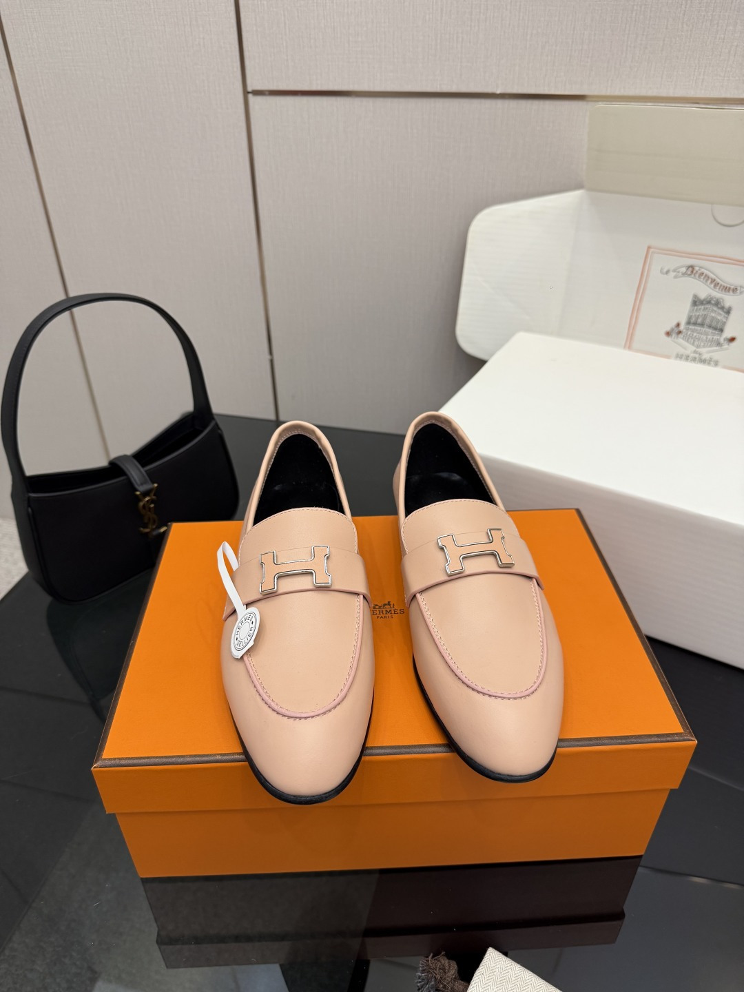 NO:707433,Top version (with original airplane box) Hermès/Hermès classic H-buckle loafers. The super versatile shoe shape is very delicate. The pedicure style is durable and refined. The first choice for temperamental women. The color is very retro. It looks good in autumn and winter. The glossy H buckle is simple and elegant. It is very suitable for office workers. The glossy model has the feeling of a business elite. It has a slightly higher heel but is not too sloppy or tiring. The leather surface is exclusive custom-made sheepskin, which is consistent with the original version.  The H buckle is a customized hardware that will not fade and is not easily oxidized. The lining is dyed according to the original mixed sheepskin. It is sweat-absorbent and breathable. Italian imported cowhide outsole. Size 35-39 (customized 34/40/41/42), loafers, hermes, hermes, loafers, cowhide, sheepskin.19860909顶版（配原版飞机盒） Hermès/爱马仕经典H扣乐福鞋 超级百搭款鞋型很秀气 修脚型 耐看又精致 气质女人的首选 颜色很复古 秋冬搭配很好看 光面H扣,简单大气 很适合上班族 光面款有商务精英的感觉 稍微有一点跟不会太邋遢也不会累脚 皮面为独家定制羊皮 和原版一致 H扣为定制五金不会掉色不易氧化 内里根据原版定染混种羊皮 吸汗透气 意大利进口牛皮大底 尺码35-39（34/40/41/42定制）,乐福鞋,hermes,hermes,loafers,cowhide,sheepskin,Women's Shoes
