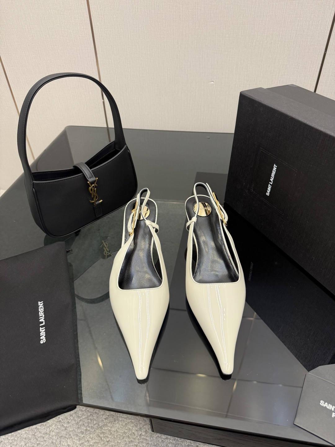 NO:707432,Top-quality Saint Laurent/Yves Saint Laurent cat-heel single shoes, sandals, pointed-toe high-heeled shoes, YSL sister's beautiful high-heeled shoes. The high-heeled shoes of the same style as Saint Laurent Rose are very good at modifying the foot shape, and the luxurious metal chain. In recent years, SLP has become more and more understanding of women in high-heeled shoes and has moved away from the awkward design impression of waterproof platform models. YSL's beautiful high-heeled shoes. The upper is imported open-edge beaded cowhide. The sole is genuine leather. The heel height is about 4.5cm.  Size 35-4140.41 (customized, non-returnable and non-exchangeable), sandals, loro piana, saint laurent, saint laurent, saint laurent, sandals, high heels, cowhide, Leather soles19860909顶级品质Saint Laurent / 圣罗兰猫跟单鞋凉鞋尖头高跟鞋YSL姐姐的美丽尤物高跟鞋 又是人间圣罗兰 Rose同款的高跟鞋化很好修饰脚型,奢华金属链 这几年SLP是在高跟鞋越来越懂女人了朝摒奔了防水台款的尴尬设计印象ysl绝美高跟鞋 鞋面进口开边珠牛皮 鞋底真皮大底 跟高约4.5cm 尺码35-4140.41定制不退不换),凉鞋,loro piana,saint laurent,saint laurent,saint laurent,sandals,high heels,cowhide,Leather soles,Women's Shoes
