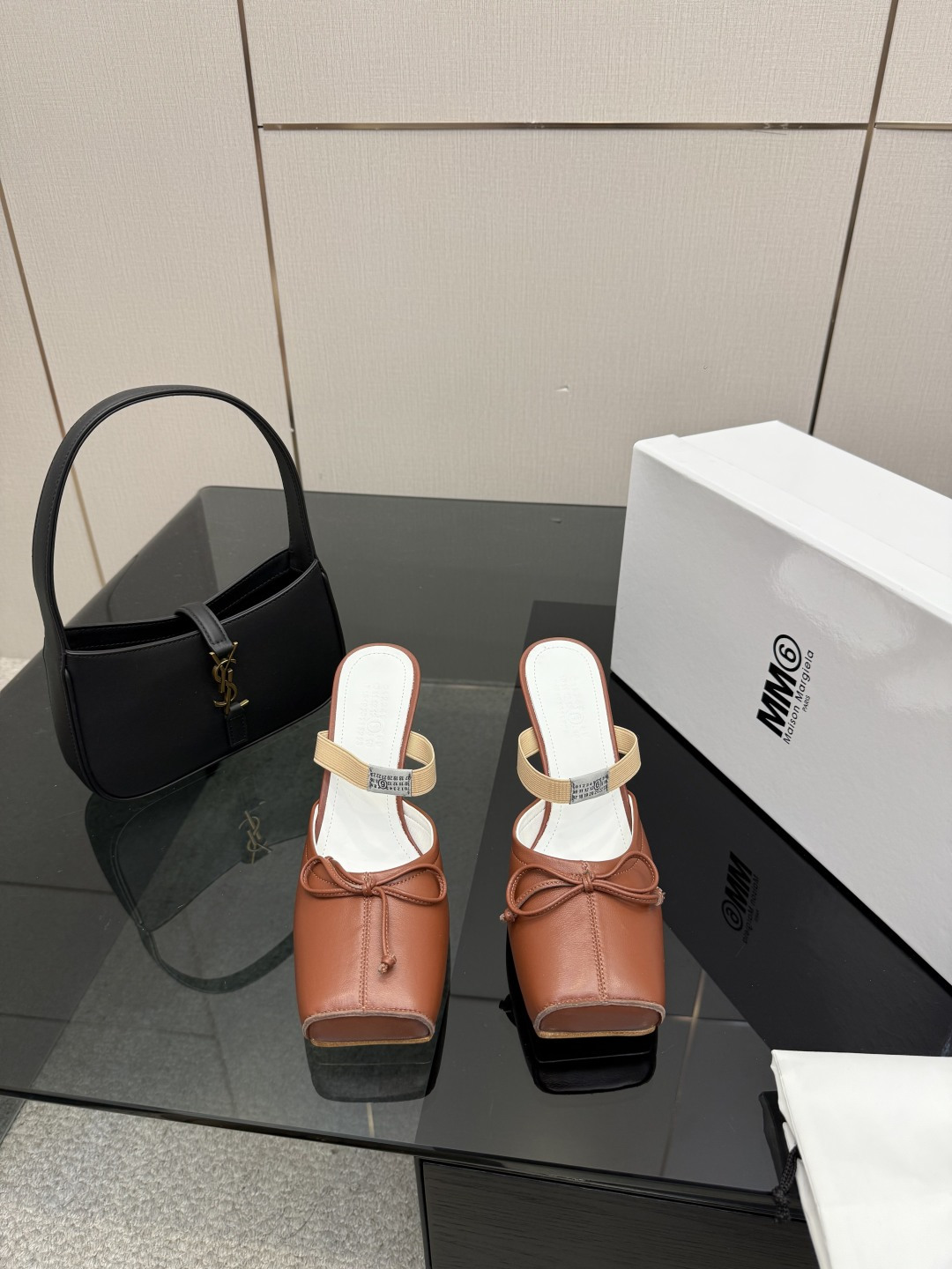 NO:710852,MM6, 26 spring and summer retro square toe elastic band ballet shoes, high heels and sandals series adopt the brand's iconic sculptural outline that fits the shape of the foot. The upper is soft and smooth, taking into account both fit and design. The square toe + ballet elements are combined with the classic square toe design to create a modern feel. It is decorated with bows on the upper to reconstruct the elegant outline of the ballet shoes. At the same time, it is made into a free-back style of mules, which is both casual and refined.  There is the iconic white single-thread stitching on the heel, and the elastic band of the shoe body has the MM6 number logo, which is the key to brand recognition. The empty mule slide structure simplifies the way of putting on and taking off, combining the softness of ballet shoes with the casualness of mule shoes. The upper is retro burst cowhide, the lining is silk sheepskin, the outsole is genuine leather, and the high-heeled model is 7cm. Size: 35-41 (customized sizes 40 and 41 are not returnable), slippers, ballet shoes, masion  margiela,sandals,high heels,slippers,cowhide,sheepskin,Leather soles19860909MM6、 26春夏款复古方头弹力带芭蕾鞋高跟鞋凉鞋系列 采用品牌标志性的贴合脚型的雕塑感轮廓,鞋面柔软且线条流畅,兼顾贴合度与设计感.方头+芭蕾元素融合经典方头设计打造现代感,搭配鞋面蝴蝶结装饰,重构芭蕾鞋的优雅轮廓,同时做穆勒拖的后空款式,兼具休闲与精致. 鞋后跟处有标志性的白色单线缝线,鞋身弹性带带有MM6数字标识,是品牌辨识度的关键.后空的穆勒拖结构,简化穿脱方式,将芭蕾鞋的柔美与穆勒鞋的随性结合. 鞋面复古爆裂牛皮 内里丝绸羊皮里 大底真皮大底 高跟款7cm size :35-41码（40、41码定制不退换）,拖鞋芭蕾舞鞋,masion margiela,sandals,high heels,slippers,cowhide,sheepskin,Leather soles,Women's Shoes