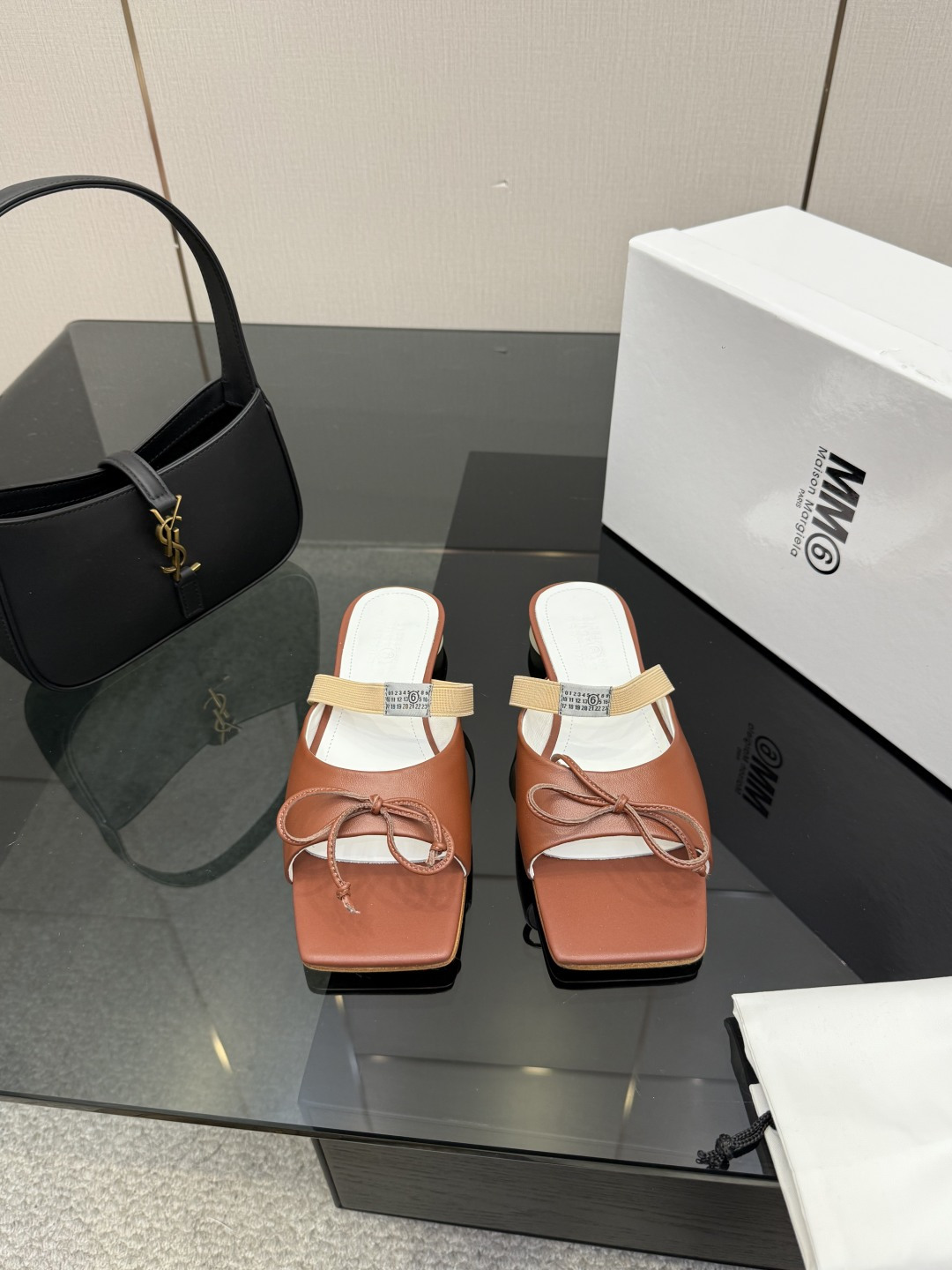 NO:710855,MM6, 26 spring and summer retro square toe elastic band ballet shoes, high heels and sandals series adopt the brand's iconic sculptural outline that fits the shape of the foot. The upper is soft and smooth, taking into account both fit and design. The square toe + ballet elements are combined with the classic square toe design to create a modern feel. It is decorated with bows on the upper to reconstruct the elegant outline of the ballet shoes. At the same time, it is made into a free-back style of mules, which is both casual and refined.  There is the iconic white single-thread stitching on the heel, and the elastic strap of the shoe body has the MM6 digital logo, which is the key to brand recognition. The empty mule slip structure simplifies the way of putting on and taking off, combining the softness of ballet shoes with the casualness of mule shoes. The upper is retro burst cowhide, the lining is silk sheepskin, the outsole is genuine leather, and the high-heeled model is 1cm size: 35-41 (customized sizes 40 and 41 are not returnable), slippers, ballet shoes, masion  margiela,sandals,high heels,slippers,cowhide,sheepskin,Leather soles19860909MM6、 26春夏款复古方头弹力带芭蕾鞋高跟鞋凉鞋系列 采用品牌标志性的贴合脚型的雕塑感轮廓,鞋面柔软且线条流畅,兼顾贴合度与设计感.方头+芭蕾元素融合经典方头设计打造现代感,搭配鞋面蝴蝶结装饰,重构芭蕾鞋的优雅轮廓,同时做穆勒拖的后空款式,兼具休闲与精致. 鞋后跟处有标志性的白色单线缝线,鞋身弹性带带有MM6数字标识,是品牌辨识度的关键.后空的穆勒拖结构,简化穿脱方式,将芭蕾鞋的柔美与穆勒鞋的随性结合. 鞋面复古爆裂牛皮 内里丝绸羊皮里 大底真皮大底 高跟款1cm size :35-41码（40、41码定制不退换）,拖鞋芭蕾舞鞋,masion margiela,sandals,high heels,slippers,cowhide,sheepskin,Leather soles,Women's Shoes