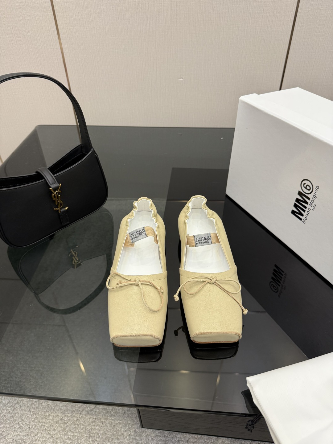 NO:710861,MM6, 26 spring and summer retro square toe elastic band ballet flats spring shoe series adopts the brand's iconic sculptural silhouette that fits the shape of the foot. The upper is soft and smooth, taking into account both fit and design. The square toe + ballet elements are combined with the classic square toe design to create a modern feel. It is matched with the bow decoration on the upper to reconstruct the elegant outline of the ballet shoes. At the same time, it is made into a hollow back style with mules, which is both casual and refined.  There is the iconic white single-thread stitching on the heel, and the elastic strap of the shoe body has the MM6 digital logo, which is the key to brand recognition. The empty mule slip structure simplifies the way of putting on and taking off, combining the softness of ballet shoes with the casualness of mule shoes. Retro cowhide upper, silk sheepskin lining, genuine leather outsole, high-heeled model 1cm size: 35-41 sizes (customized sizes 40 and 41 are not returnable), slippers ballet shoes, masion  margiela,flats,slippers,cowhide,sheepskin,Leather soles19860909MM6、 26春夏款复古方头弹力带芭蕾鞋平底鞋春鞋系列 采用品牌标志性的贴合脚型的雕塑感轮廓,鞋面柔软且线条流畅,兼顾贴合度与设计感.方头+芭蕾元素融合经典方头设计打造现代感,搭配鞋面蝴蝶结装饰,重构芭蕾鞋的优雅轮廓,同时做穆勒拖的后空款式,兼具休闲与精致. 鞋后跟处有标志性的白色单线缝线,鞋身弹性带带有MM6数字标识,是品牌辨识度的关键.后空的穆勒拖结构,简化穿脱方式,将芭蕾鞋的柔美与穆勒鞋的随性结合. 鞋面复古牛皮 内里丝绸羊皮里 大底真皮大底 高跟款1cm size :35-41码（40、41码定制不退换）,拖鞋芭蕾舞鞋,masion margiela,flats,slippers,cowhide,sheepskin,Leather soles,Women's Shoes