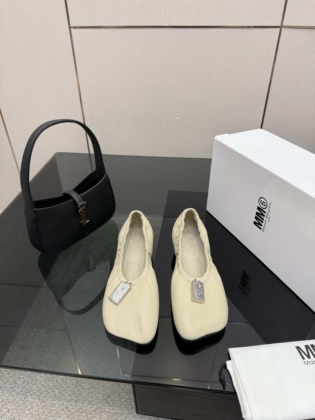 NO:710847,MM6 New Style [Gift] 2026 New Year Spring Item. These super comfortable Parisian dance shoes, fabric and lining are made of particularly soft water-dyed sheepskin. They can be matched with pants or skirts. The upper is also ingeniously matched with a lock with MM6 classic words, which means locking all the surprises and happiness in 2026. Size 35-40 with original packaging, ballet shoes, masion margiela, skirts, sheepskin19860909MM6新款 [礼物]2026新年春季单品 此款超级舒适的巴黎舞鞋、面料和里料选用了特别柔软的水染羊皮、搭配裤子、裙子都万能 鞋面还别处匠心的搭配了一个MM6经典字样的一把锁、寓意锁住2026年所有的惊喜与幸福 码数35-40搭配原版包装,芭蕾舞鞋,masion margiela,skirts,sheepskin,Women's Shoes